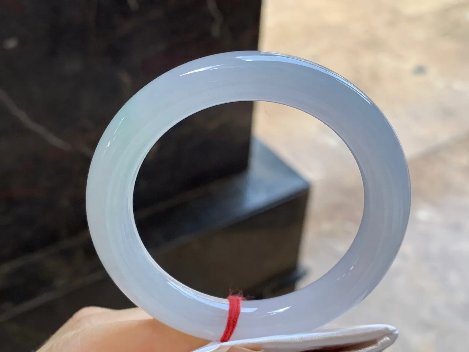 细糯圆条手镯
尺寸：52-9.8mm
底子细腻水润～小清新 上手好看