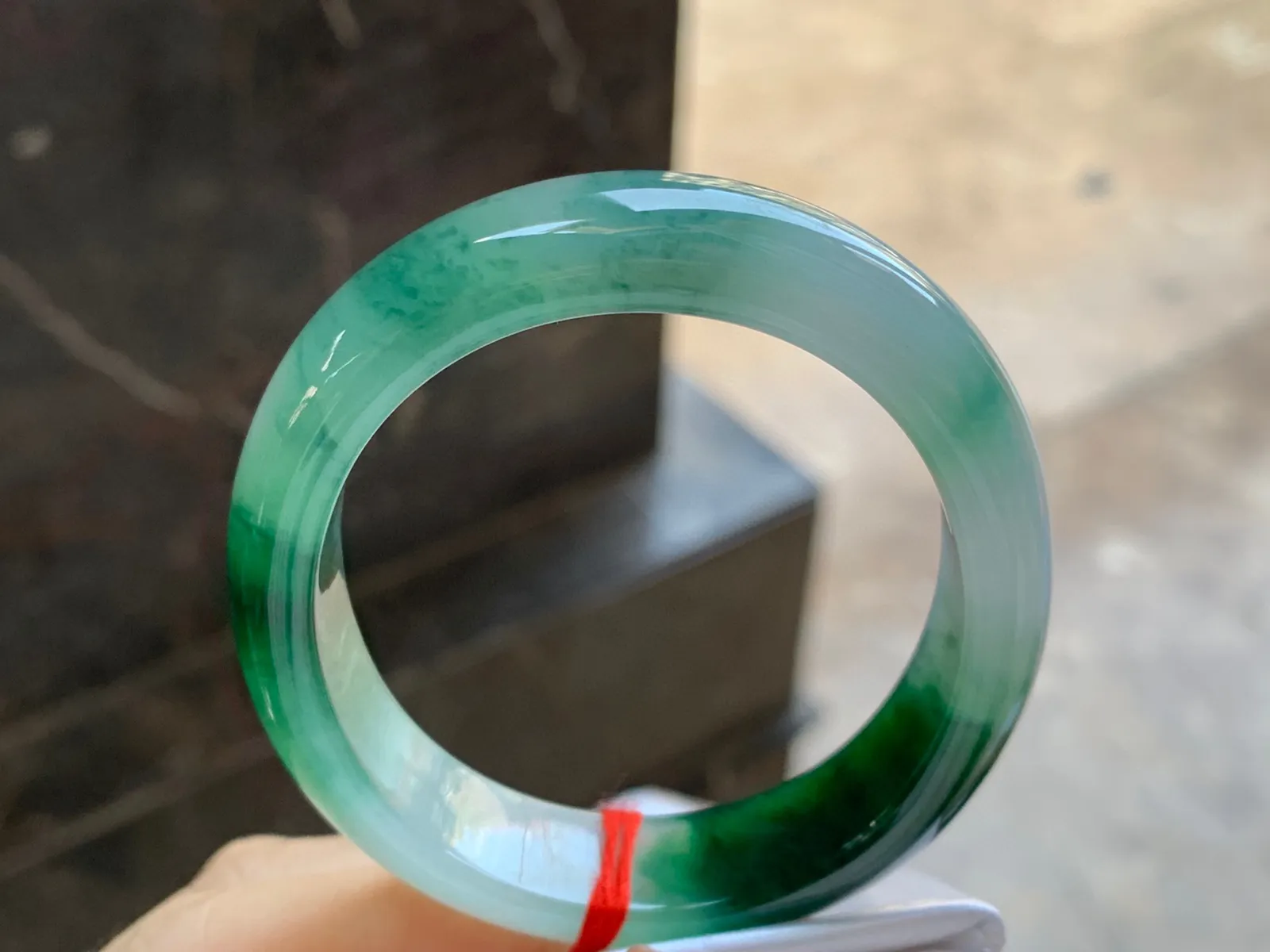 飘绿贵妃镯
尺寸：53.5-12.6-7.5mm
底子细腻干净～有特色正圈50 51可以戴