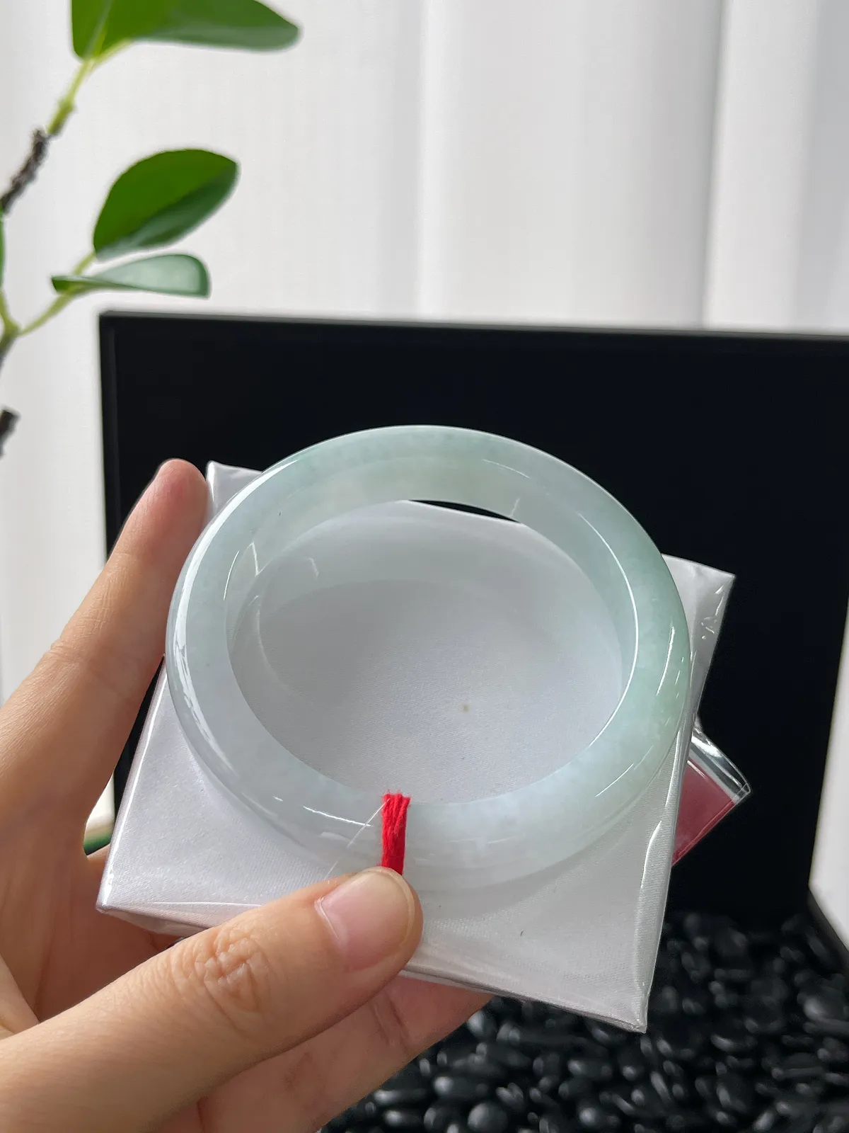 正圈58.8圈口，冰糯晴绿，底妆冰润细腻，底色清雅