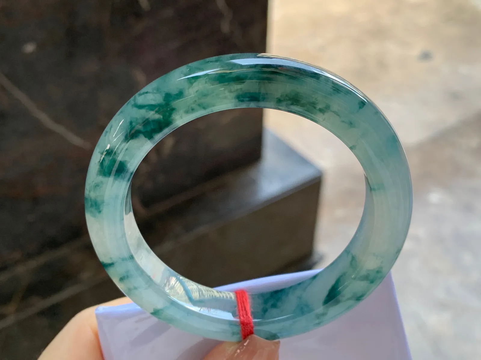 冰种飘花手镯
尺寸：55.6-12.2-9.6mm
种水 飘花浓郁泥鳅背条形 上手耐看