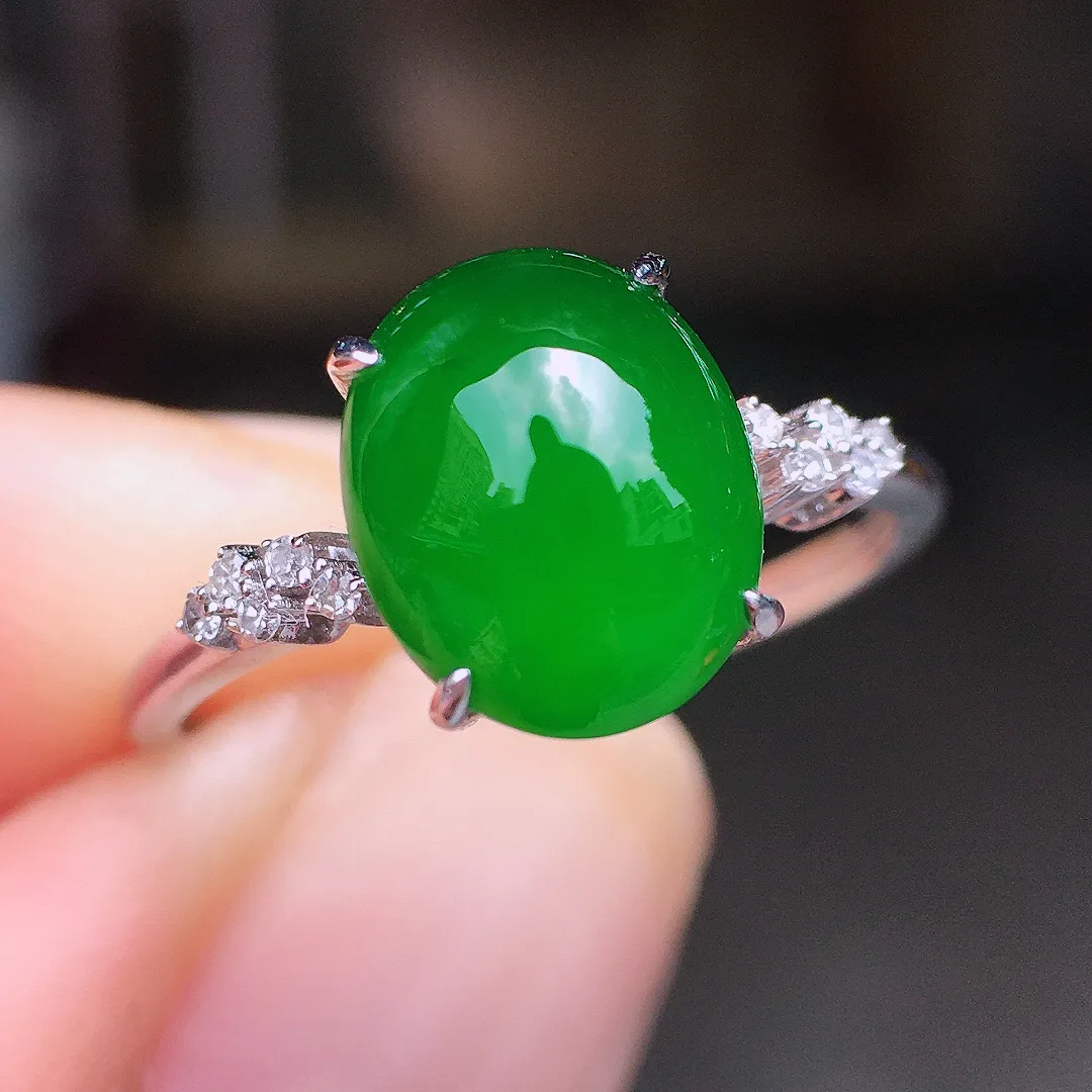 满绿蛋面戒指，戒指，色泽均匀浓郁，玉质细腻，荧光感超
强，饱满水润，气质满满。18k
金豪华镶嵌