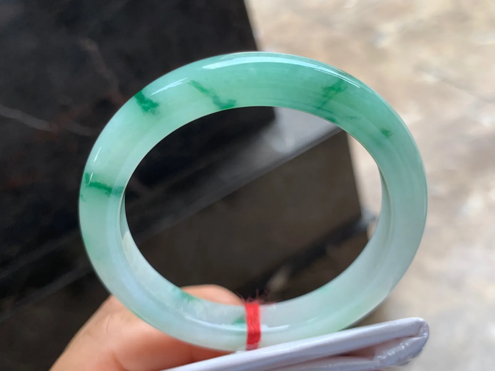 54-10-8mm
飘花手镯 底子细腻干净 水润绿花 上手漂亮