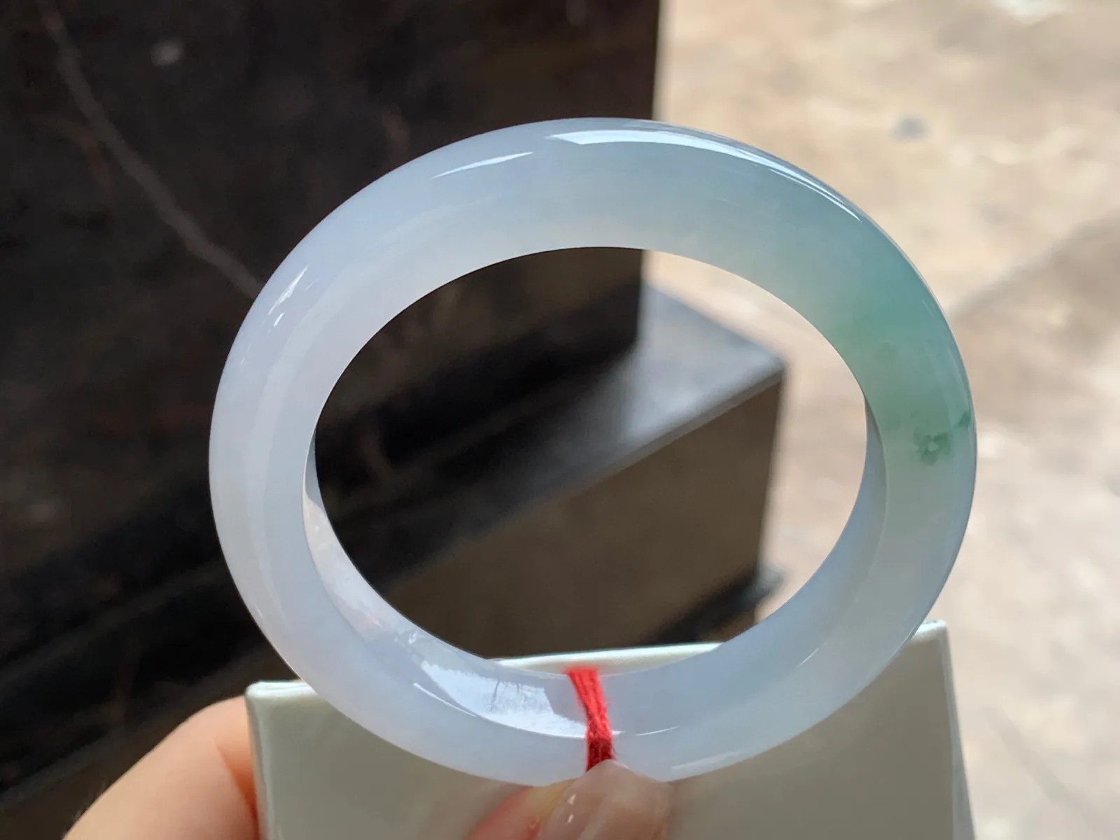 飘花手镯
尺寸：54-10.7-9.5mm
种水好 小清新上手漂亮