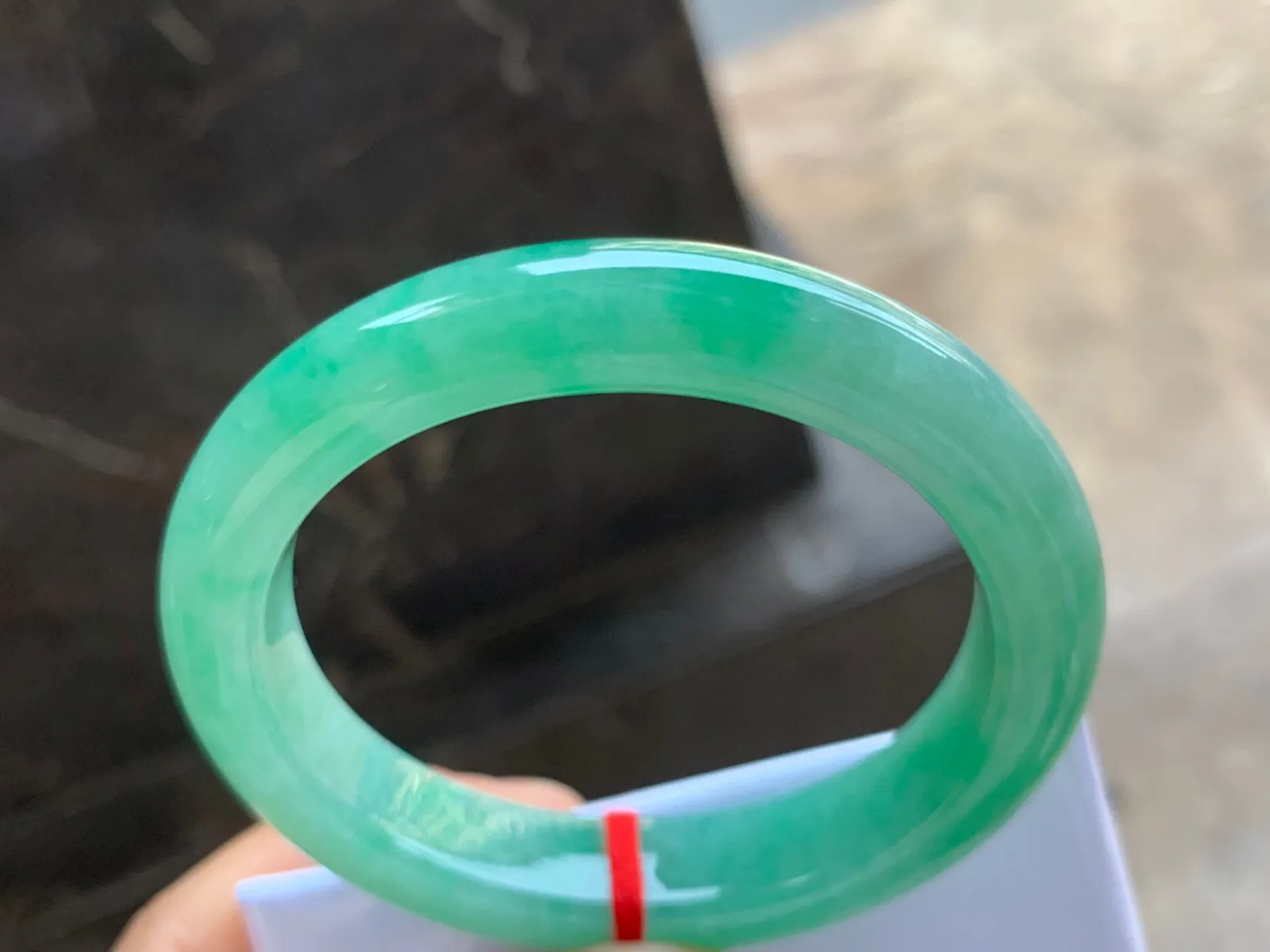 53-11.5-8.5mm
带色贵妃手镯 种好细腻 色满 正圈50/51可戴