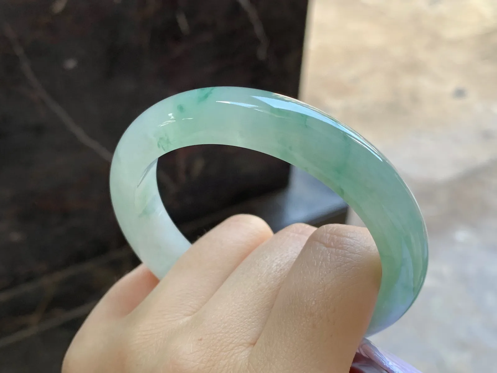 飘绿花手镯
尺寸：57.9-12.4-8.2mm
水润十足～绿花点缀上手好看