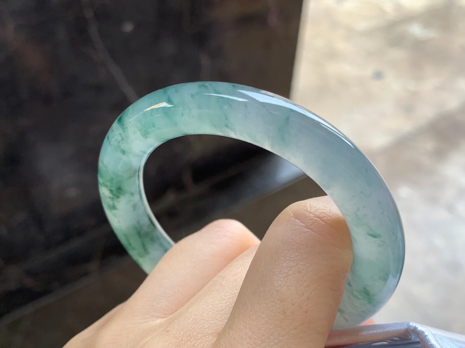 冰飘花圆条手镯
尺寸：52.1-10.2mm
冰味十足～种老肉细精品小圈口