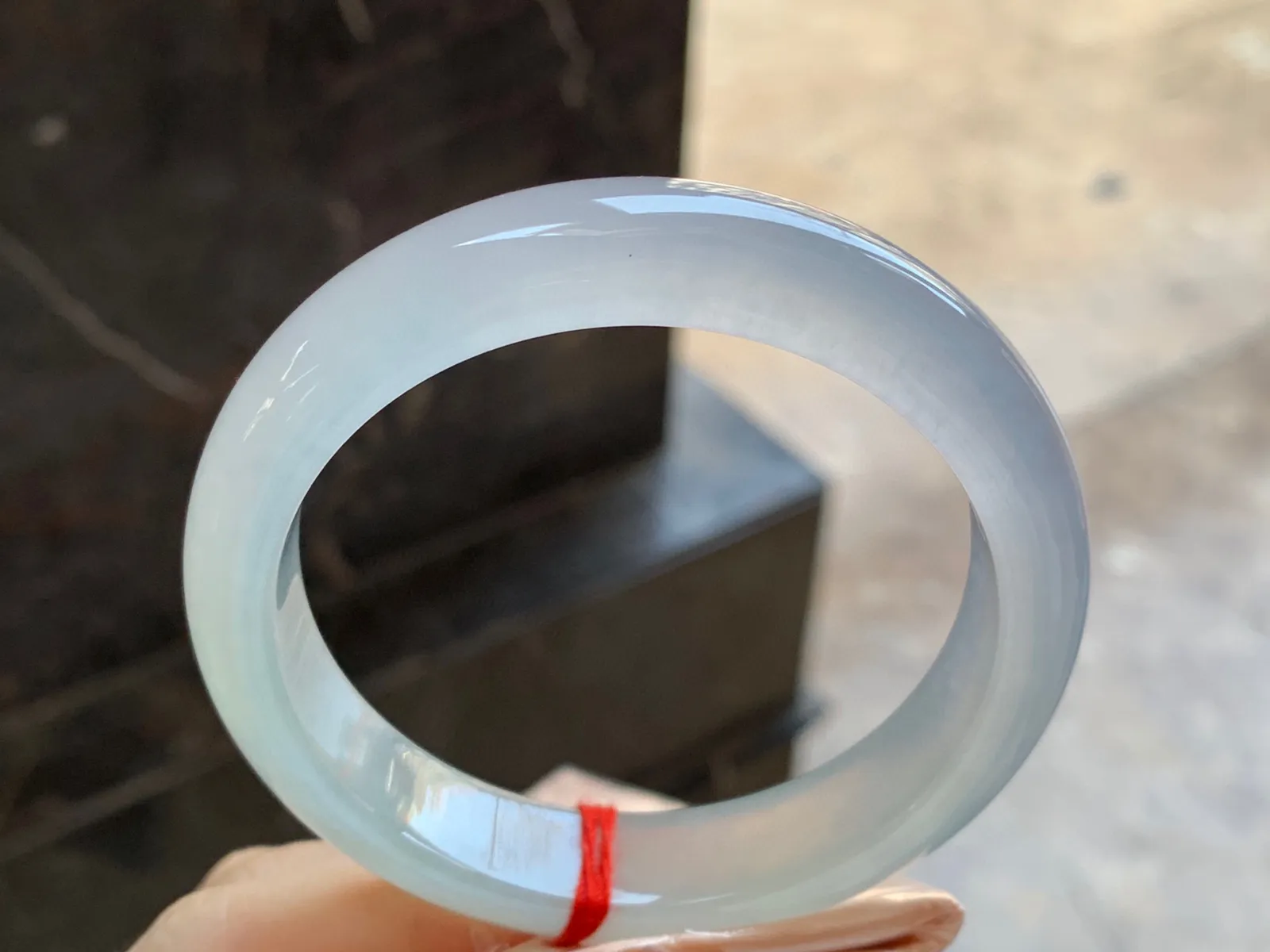 冰种手镯
尺寸：57.5-12.8-8.4mm
冰味十足～一大半冰透起荧光