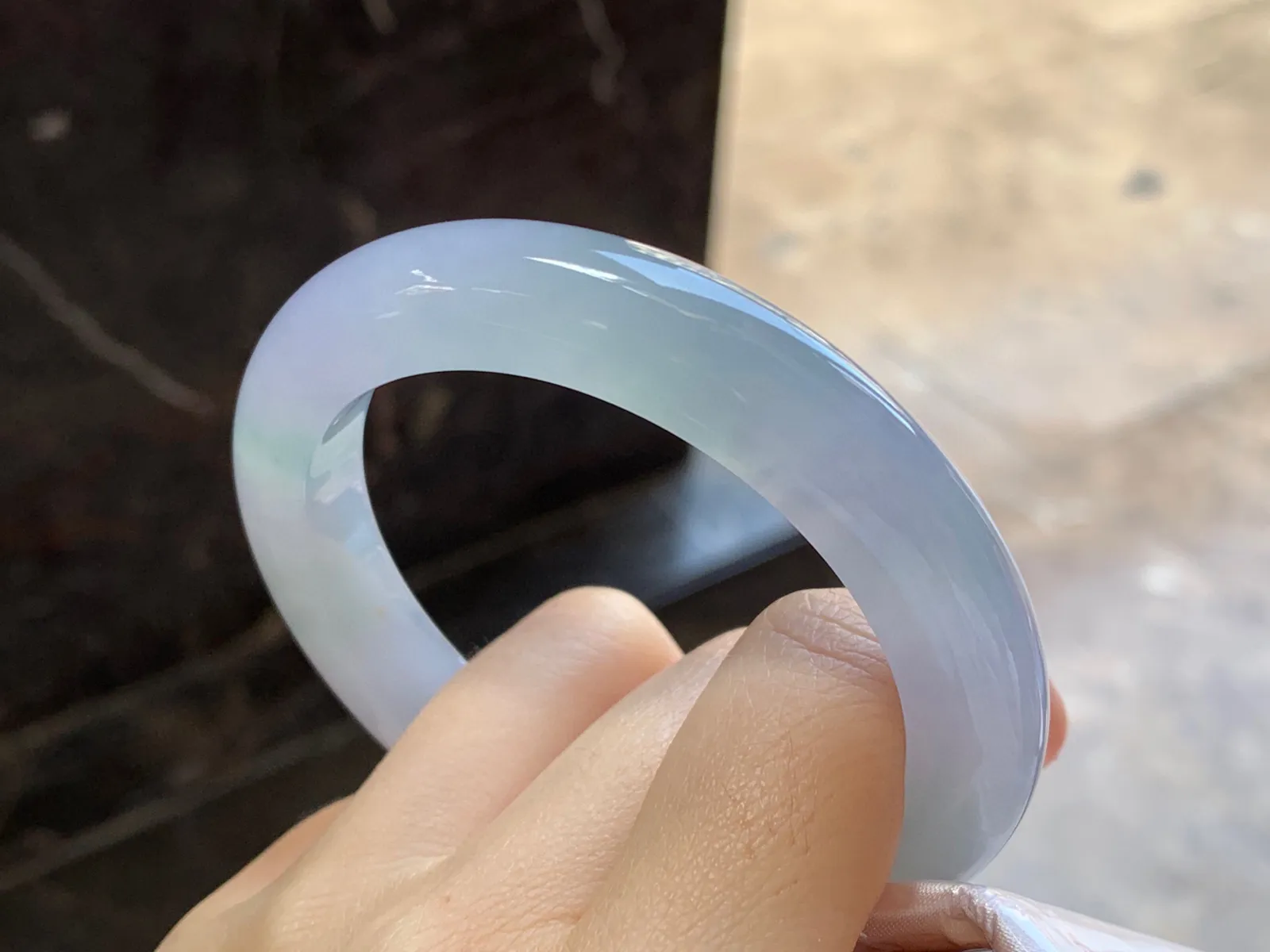 冰种淡春手镯
尺寸：57-10.7-9.5mm
种水好 小清新甜甜的料子