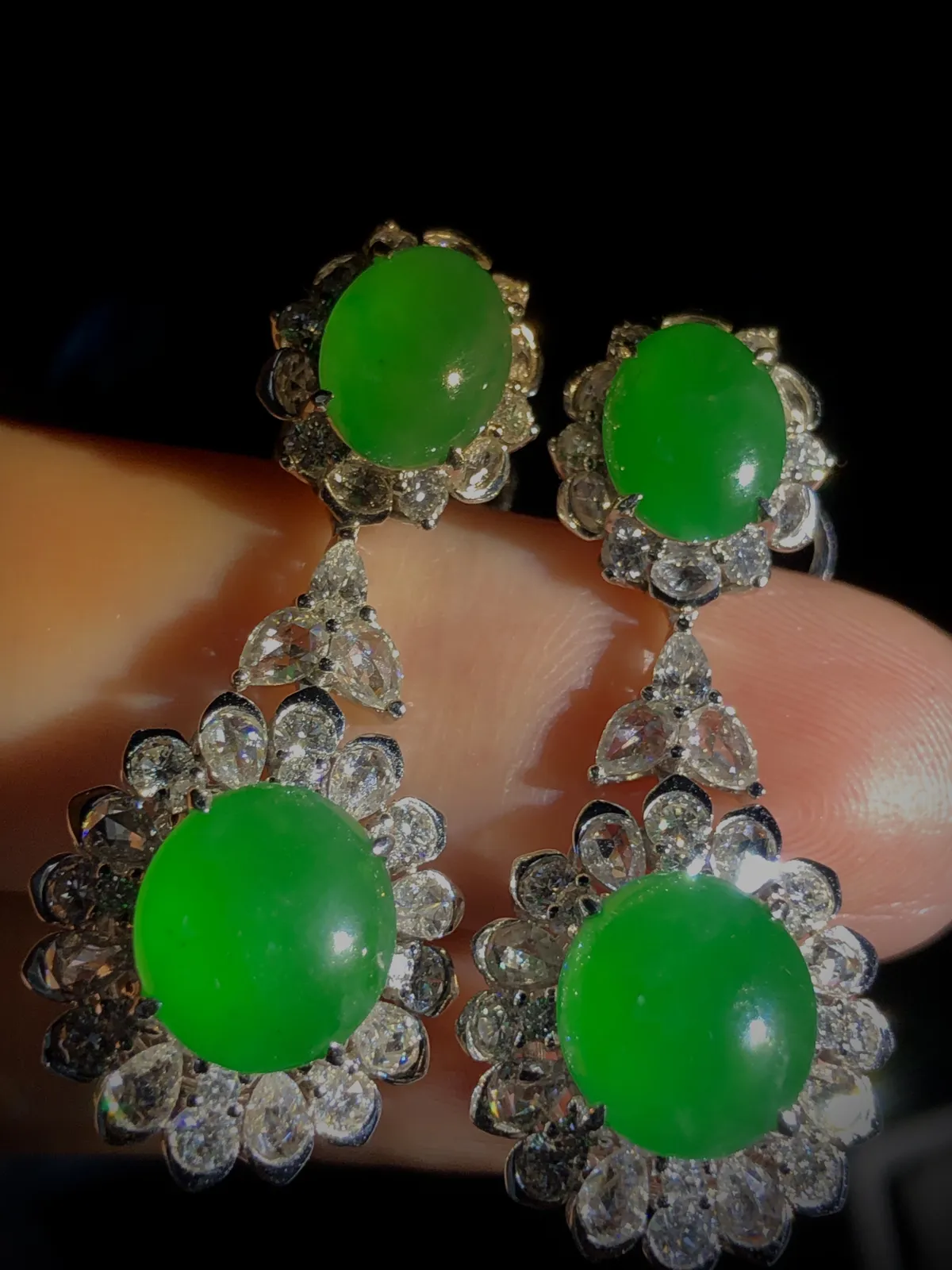 绿耳坠。裸石9.8-9-4mm，8.8-7-3mm，
耳坠整体37.5-16-9.6mm，
18K金，南非钻，。