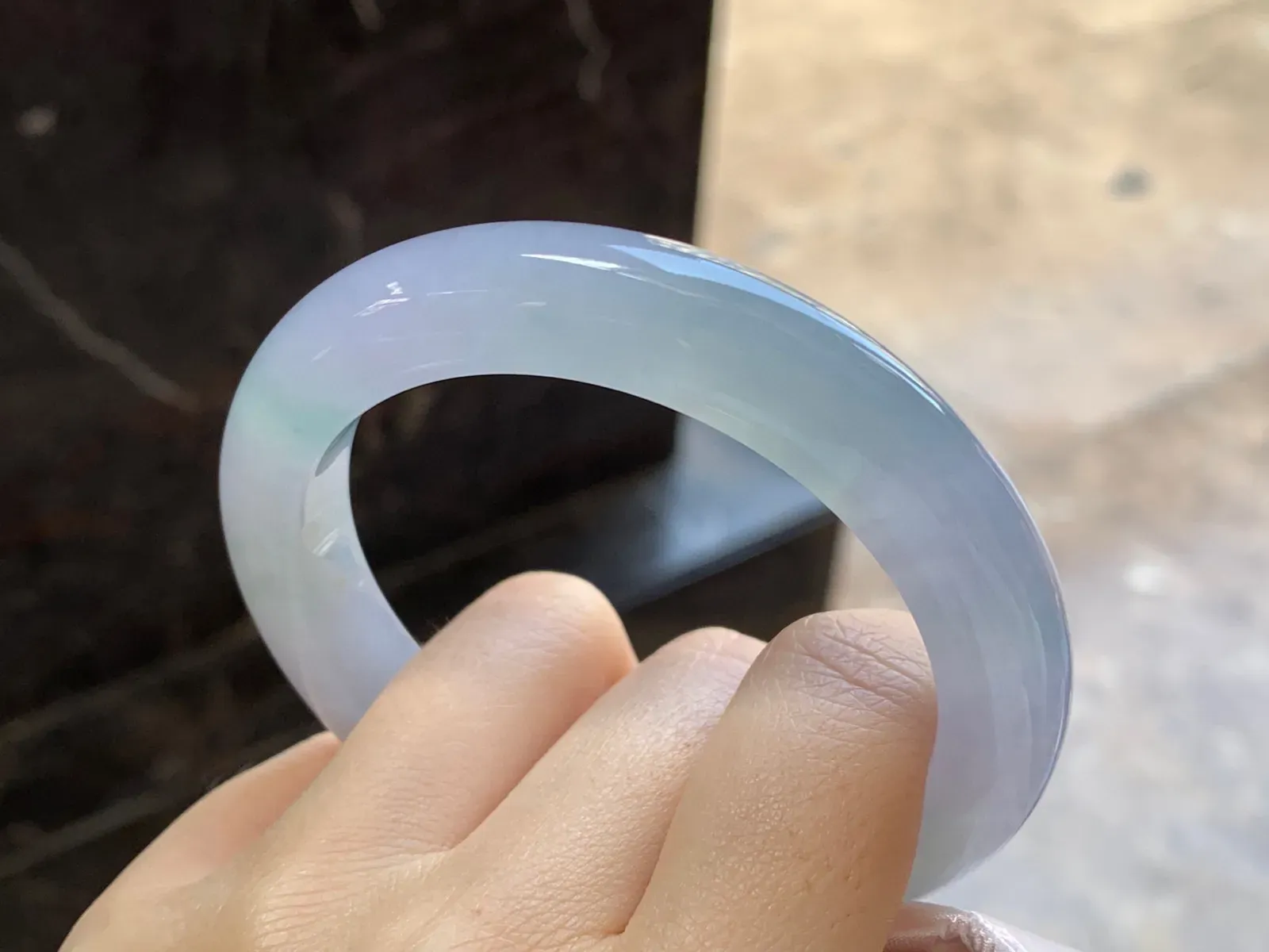 冰种淡春手镯
尺寸：57-10.7-9.5mm
种水好 小清新甜甜的料子