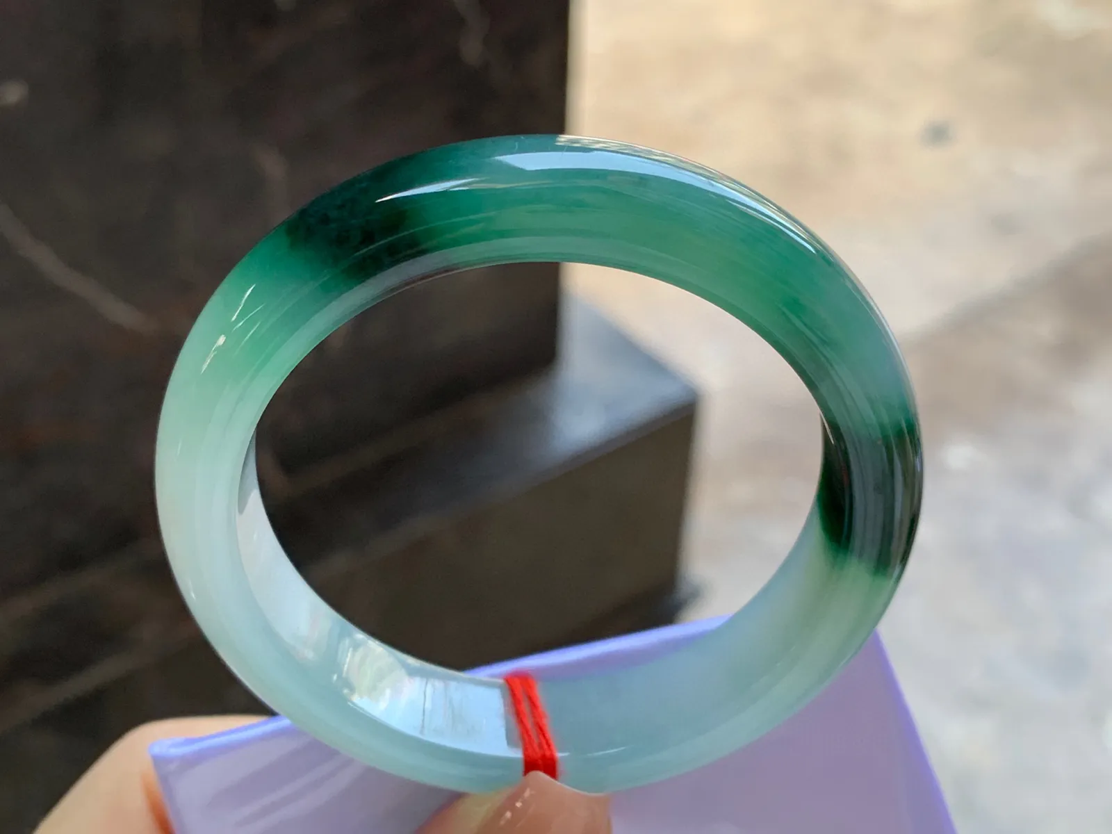 带色特色手镯
尺寸：53-12.6-8mm
料子细腻干净～有特色上手好看