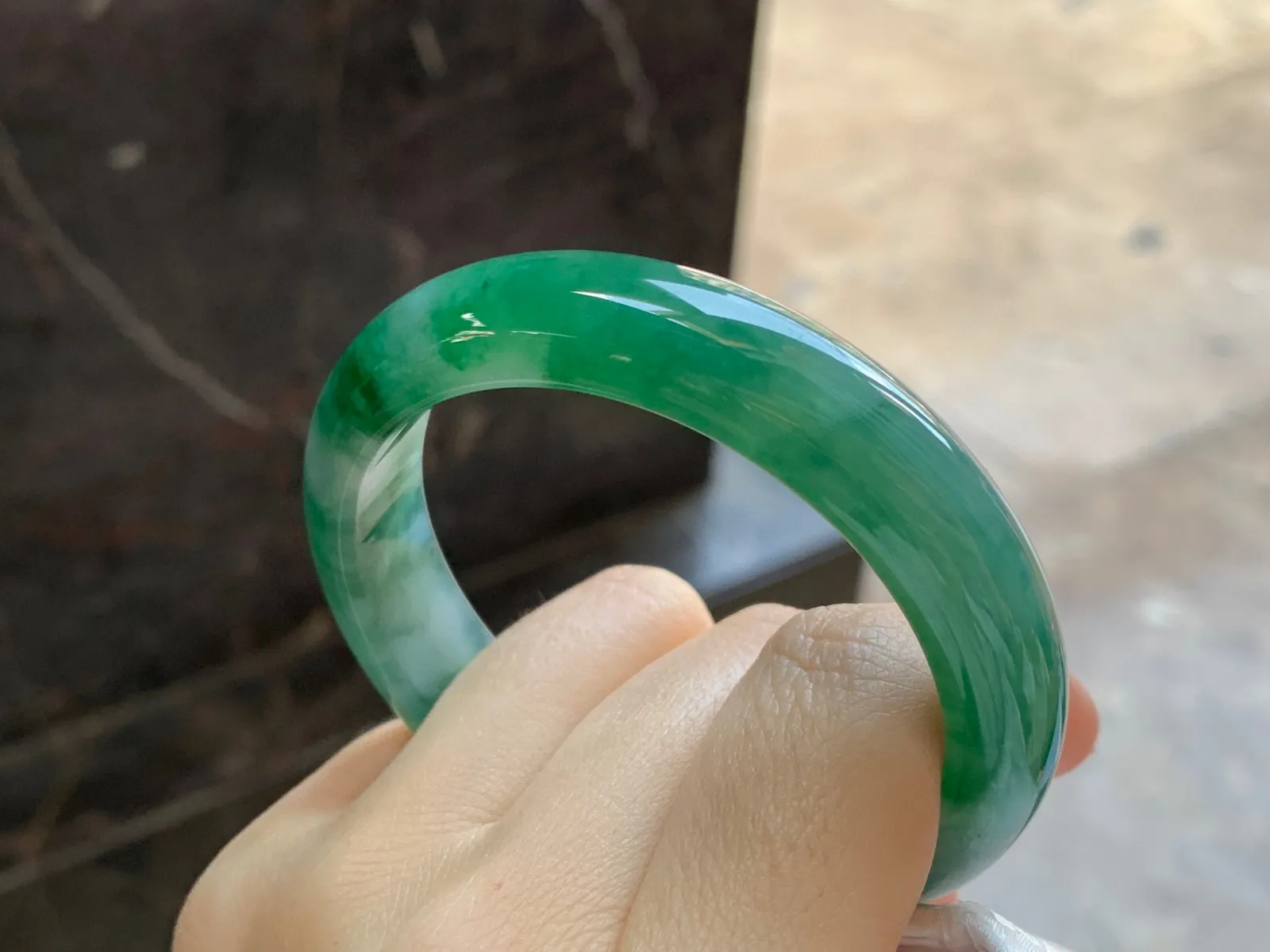 带色手镯
尺寸：55-13-7.7mm
绿色浓郁特色料子 上手好看