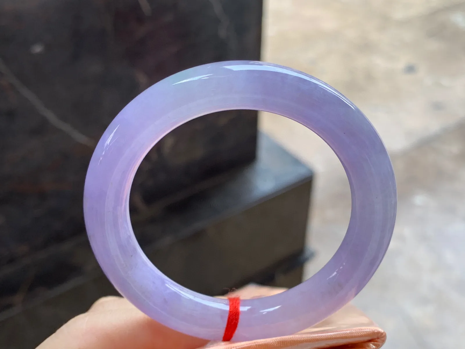 紫罗兰圆条手镯
尺寸：51.5-10mm
颜色浓郁～上手好看 晶体略粗需要包容