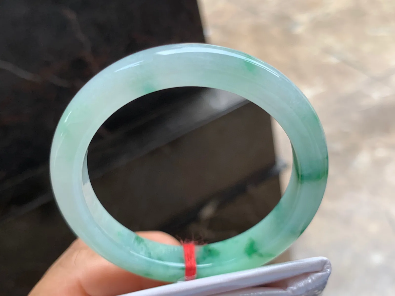 54-10-8mm
飘花手镯 底子细腻干净 水润绿花 上手漂亮