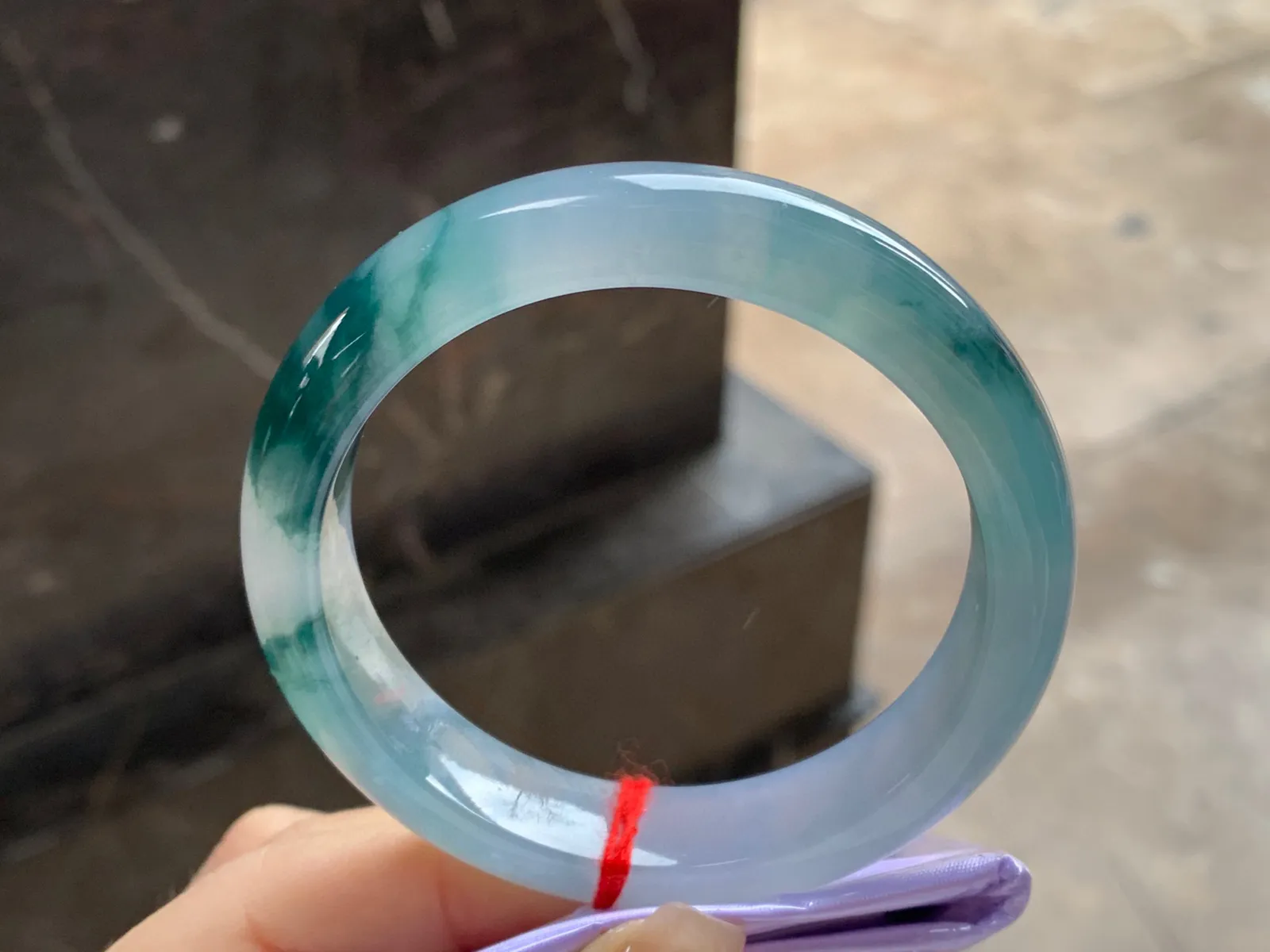 冰种飘花手镯
尺寸：55.4-12.8-8.6mm
种老肉细～飘花点缀