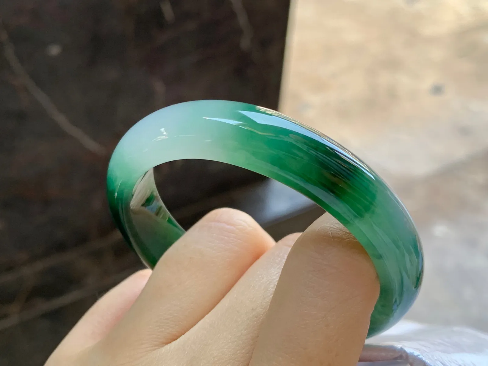 飘绿贵妃镯
尺寸：53.5-12.6-7.5mm
底子细腻干净～有特色正圈50 51可以戴