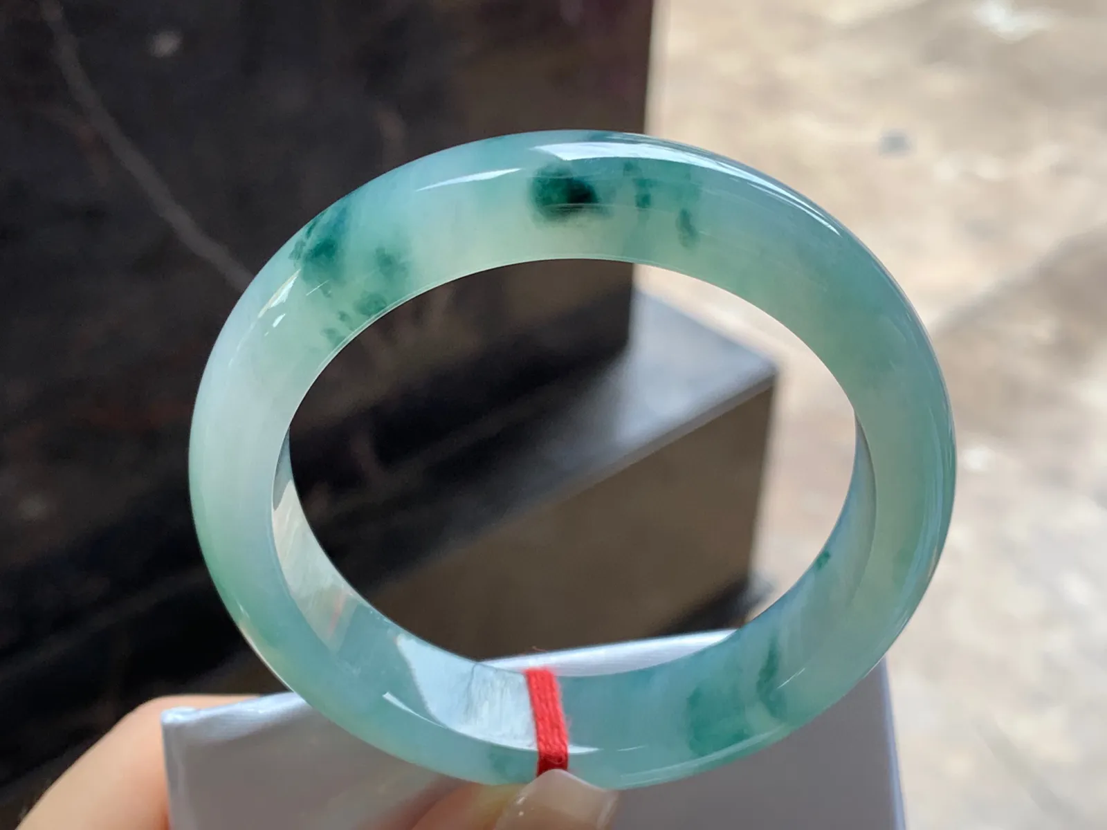 飘花手镯
尺寸：54.5-12.7-8.4mm
种老肉细～飘花点缀