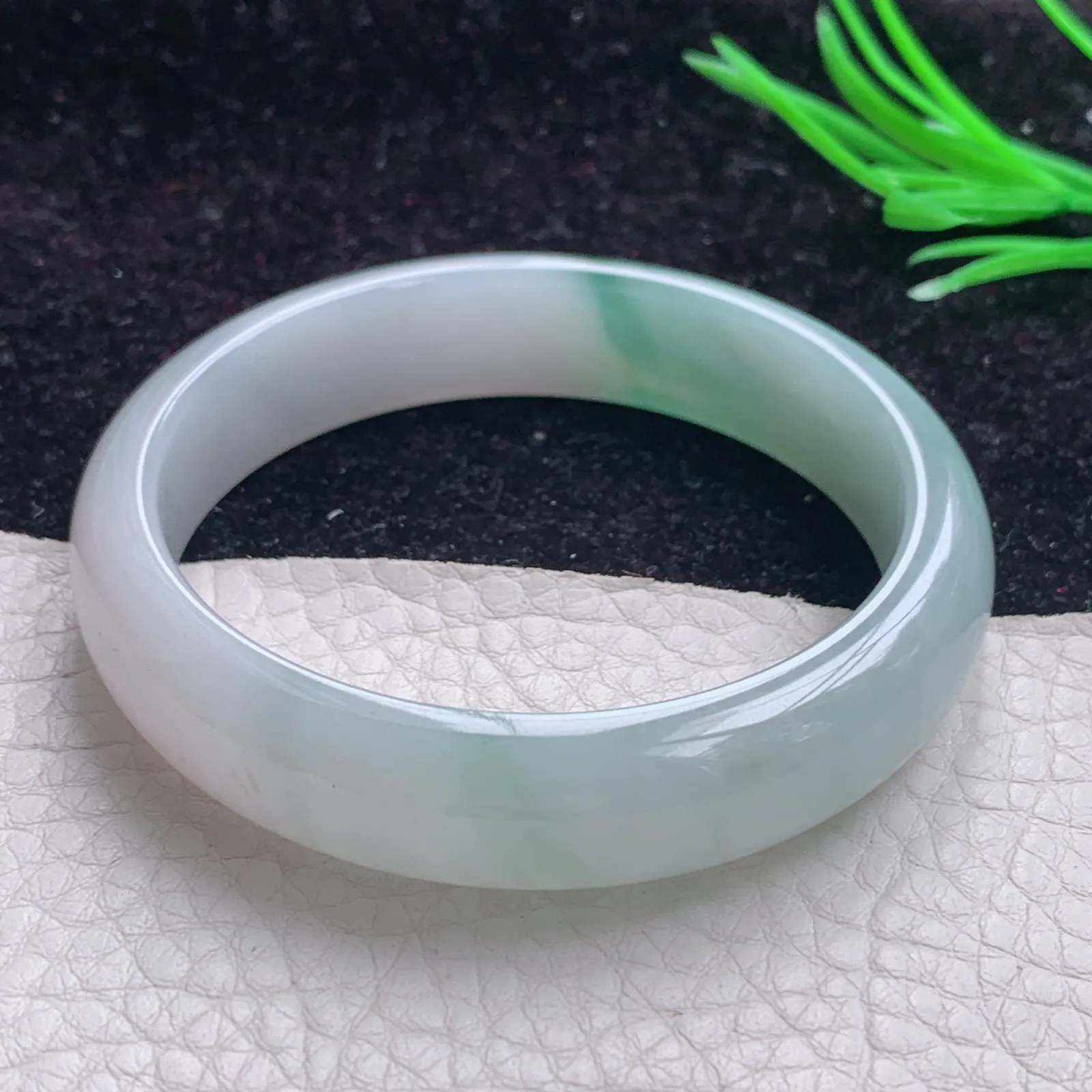 z实拍 53.5*12.8*7天然缅甸翡翠A货清秀飘花宽边玉镯 玉手镯