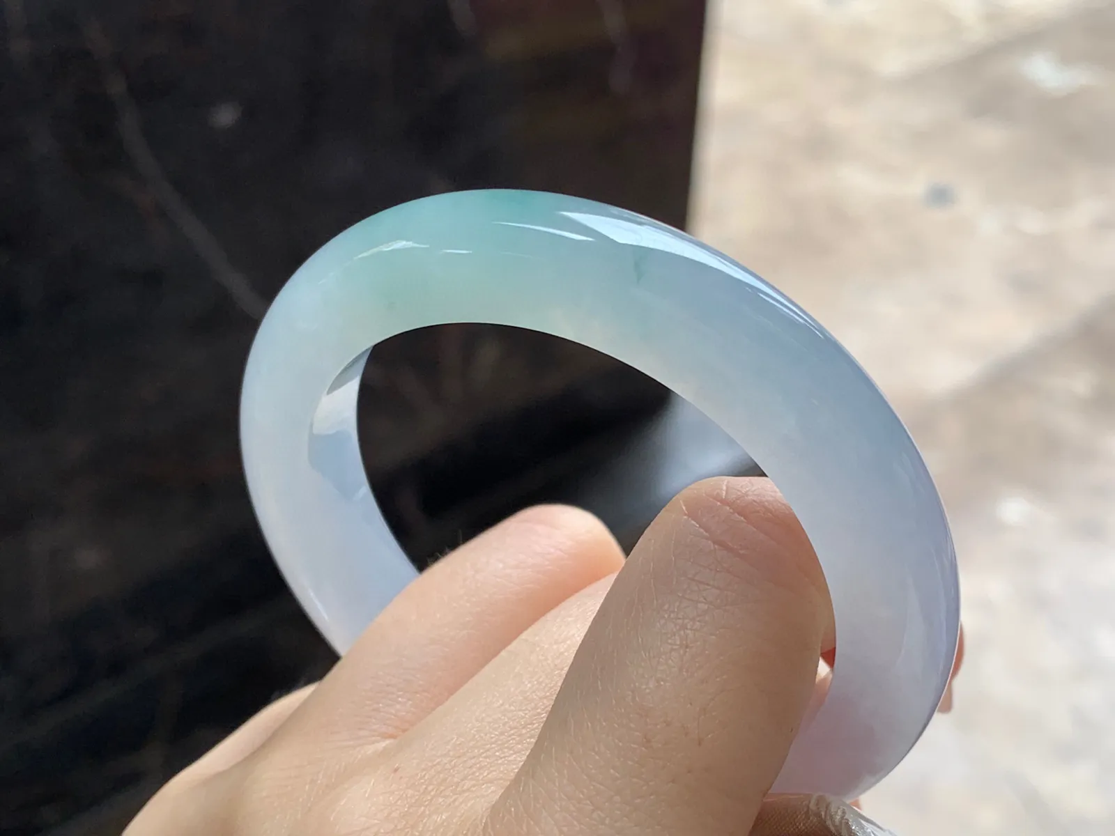 飘花手镯
尺寸：54-10.7-9.5mm
种水好 小清新上手漂亮