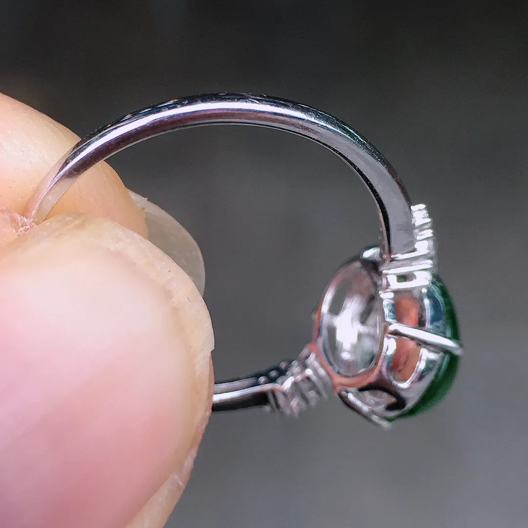 满绿蛋面戒指，戒指，色泽均匀浓郁，玉质细腻，荧光感超
强，饱满水润，气质满满。18k
金豪华镶嵌