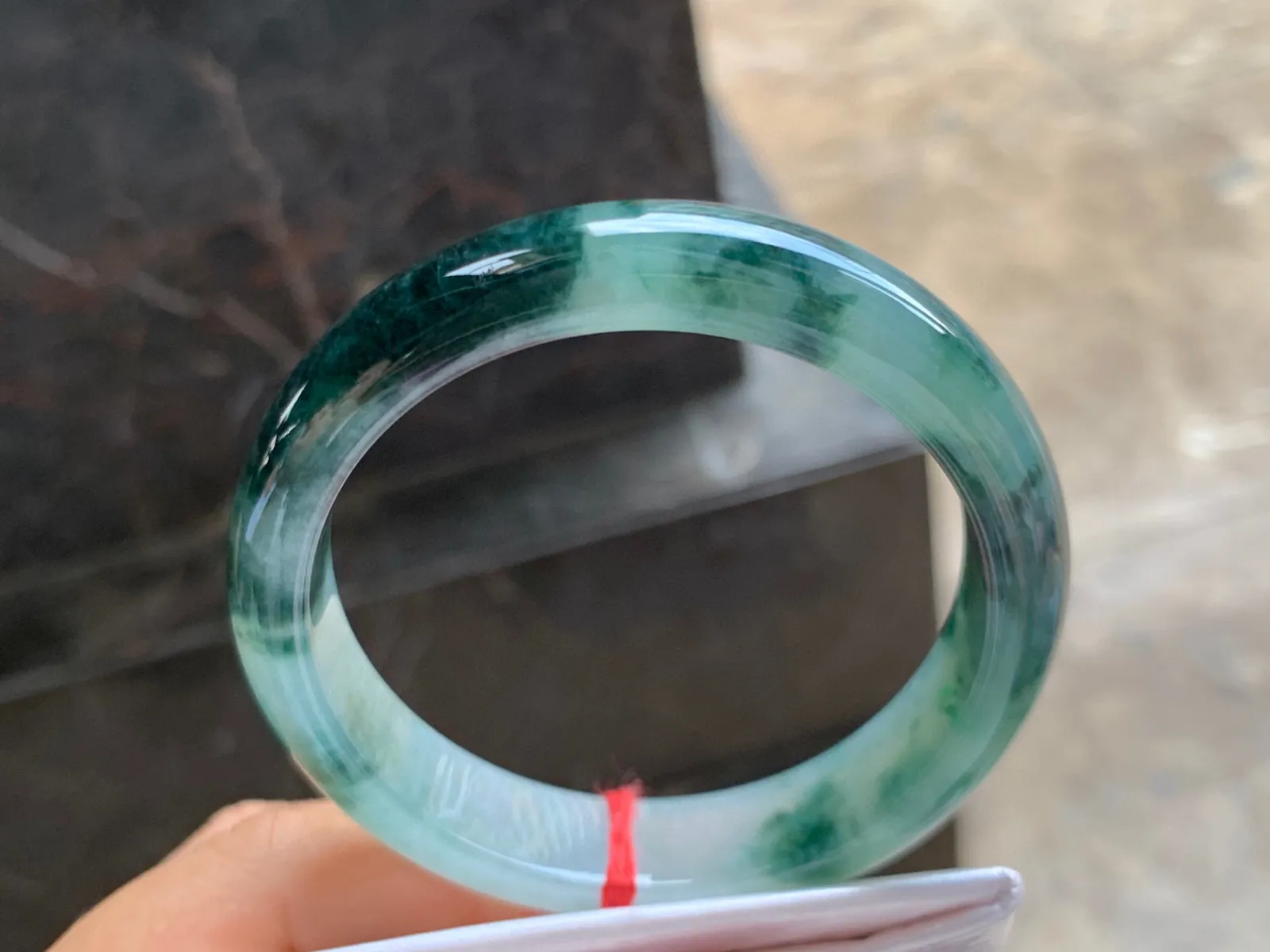 56.5-12.5-8mm
飘花手镯 底子细腻 花色浓郁特色