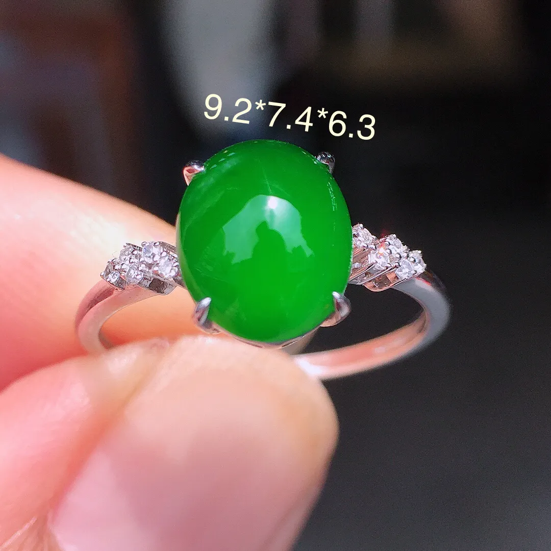 满绿蛋面戒指，戒指，色泽均匀浓郁，玉质细腻，荧光感超
强，饱满水润，气质满满。18k
金豪华镶嵌