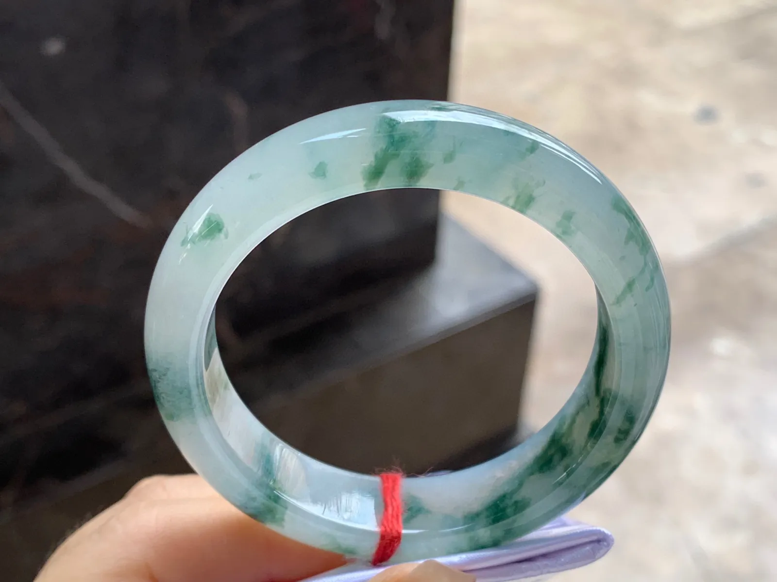 飘花手镯
尺寸：53-13.2-8.5mm
水润十足～飘花浓郁 上手好看