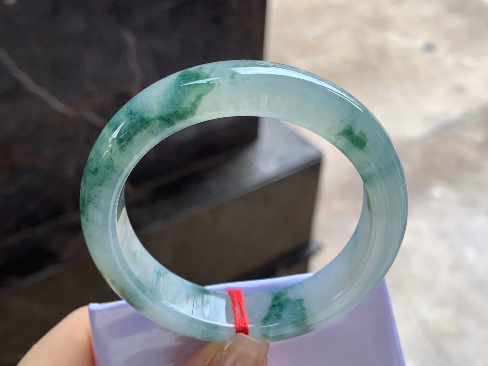 飘花手镯
尺寸：53-13.2-8.5mm
水润十足～飘花浓郁 上手好看