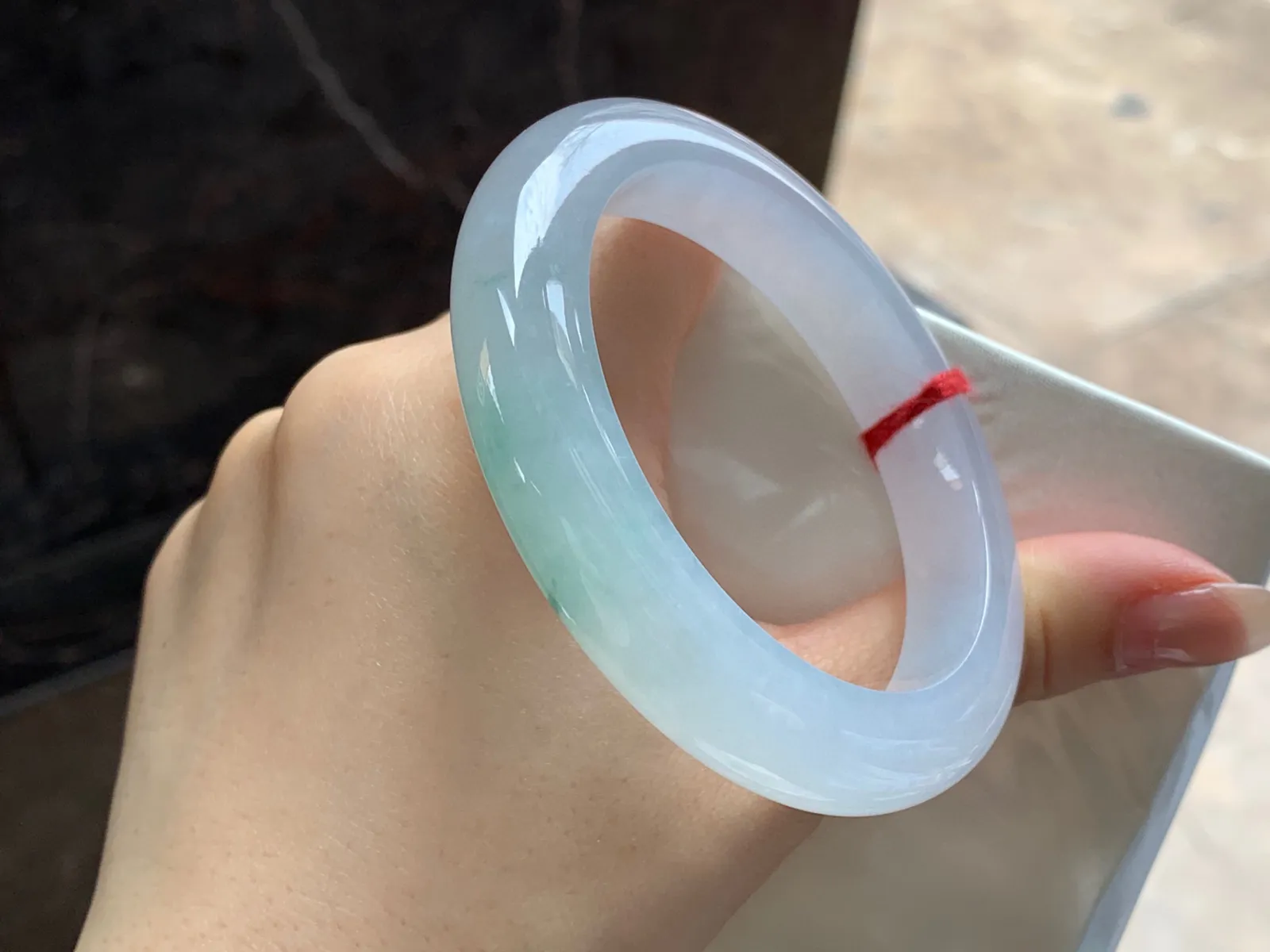 飘花手镯
尺寸：54-10.7-9.5mm
种水好 小清新上手漂亮