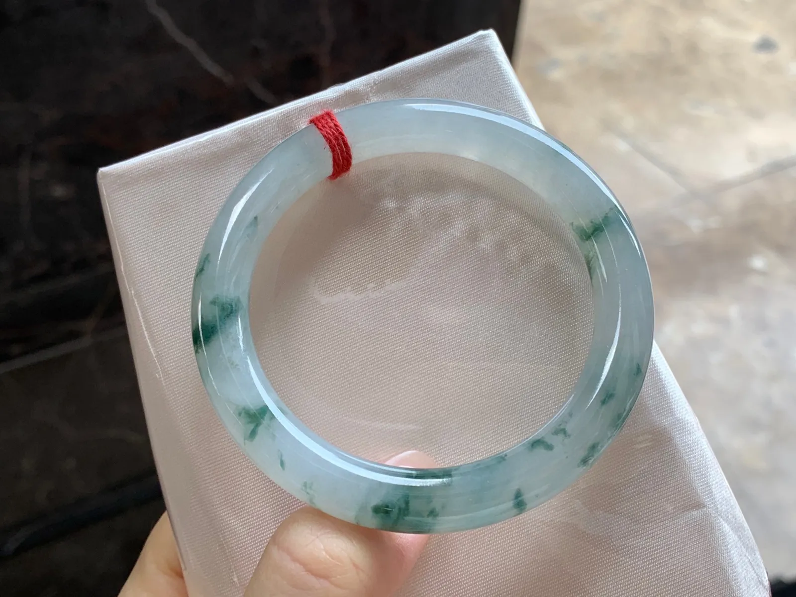 飘花圆条手镯
尺寸：55.3-9.2mm
种水好 飘花点缀上手好看