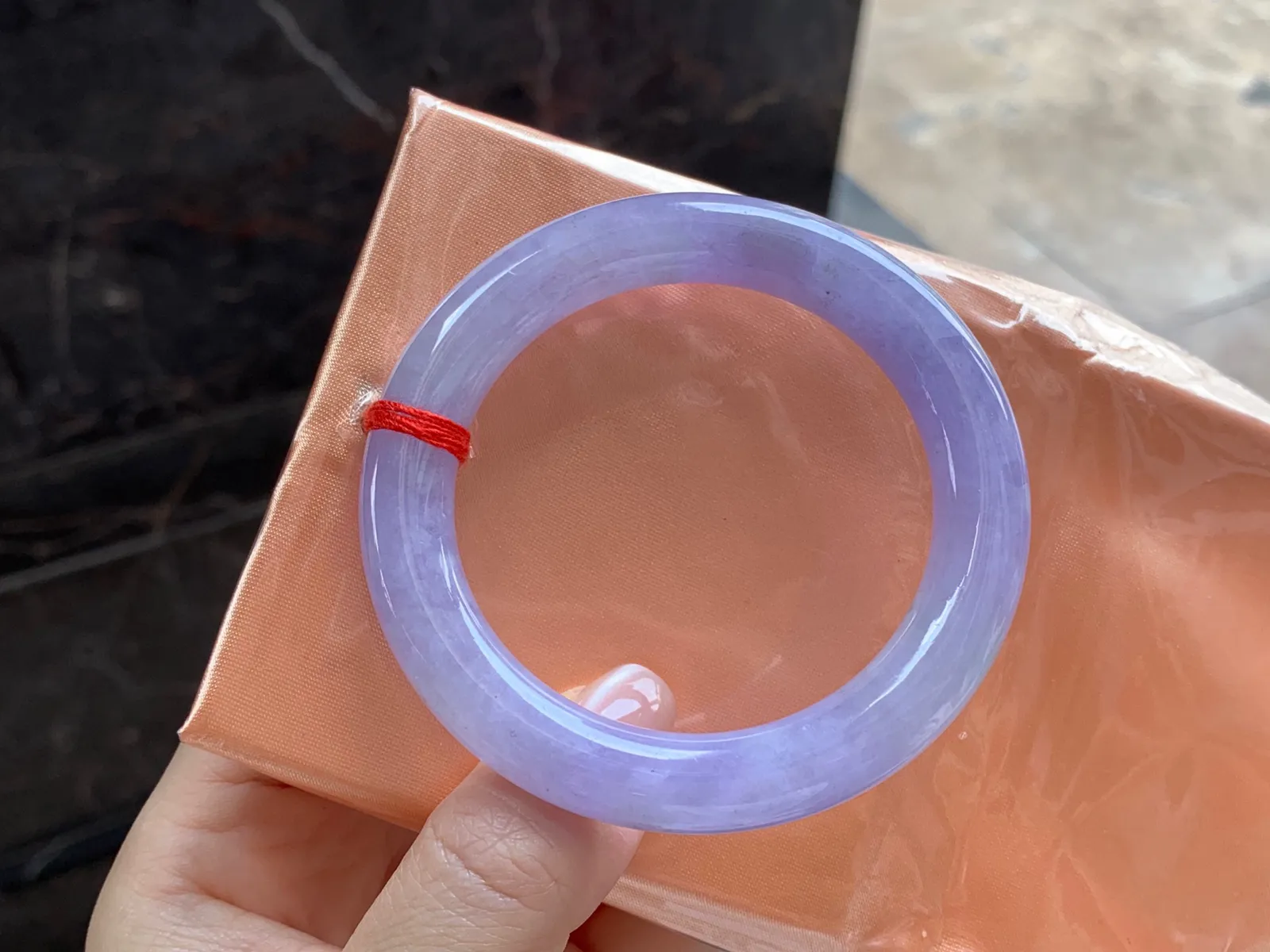 紫罗兰圆条手镯
尺寸：51.5-10mm
颜色浓郁～上手好看 晶体略粗需要包容