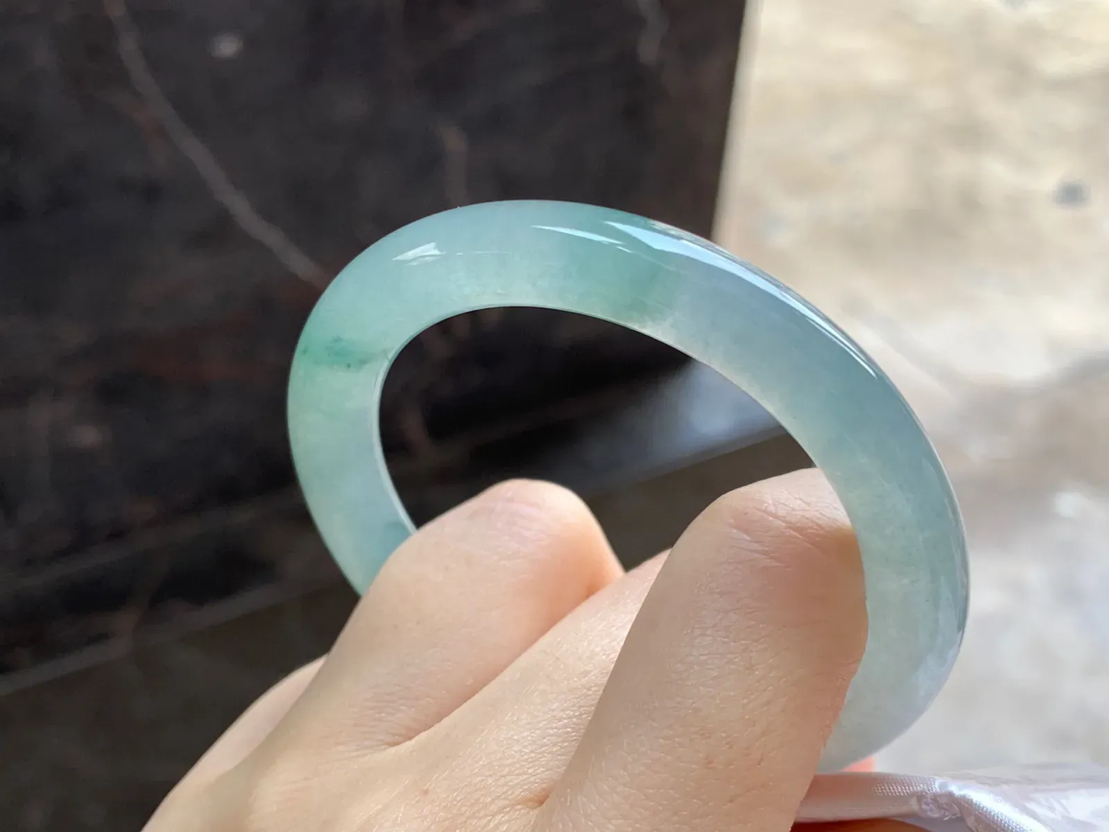 飘花圆条手镯
尺寸：51.8-8.6mm飘花点缀 上手好看