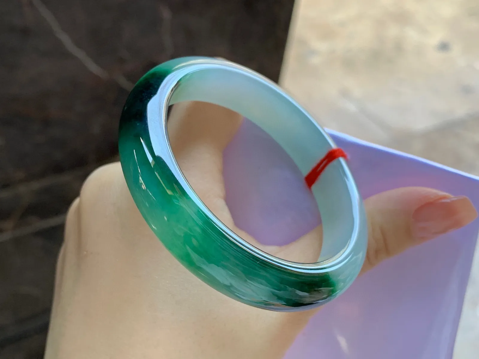 带色特色手镯
尺寸：53-12.6-8mm
料子细腻干净～有特色上手好看