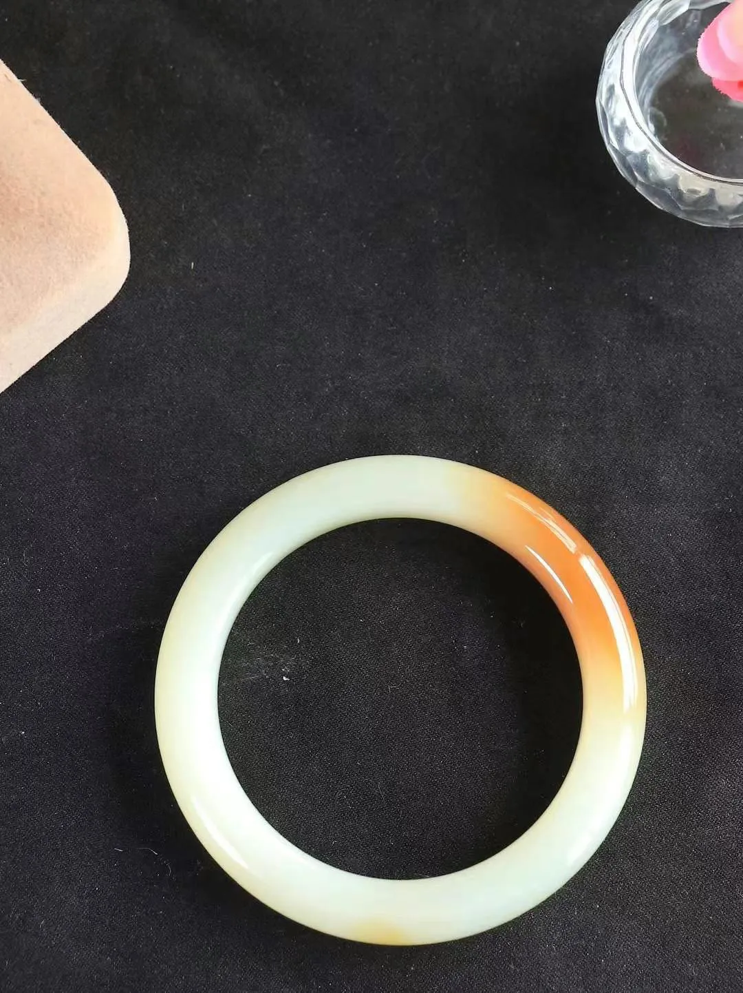 （温柔雅致.手镯）

精品️和田玉糖白玉手镯。镯型饱满，温润细腻，脂润沁香。️执一卷书，沏一盏茶，着一袭裙，戴一只镯。淡淡浅笺，素心若兰，静赏玉中诗画。悠悠岁月，芊手轻摘，盛满诗样芳华。重47.5克   尺寸53.5-10.8-9mm    FDL-9950396