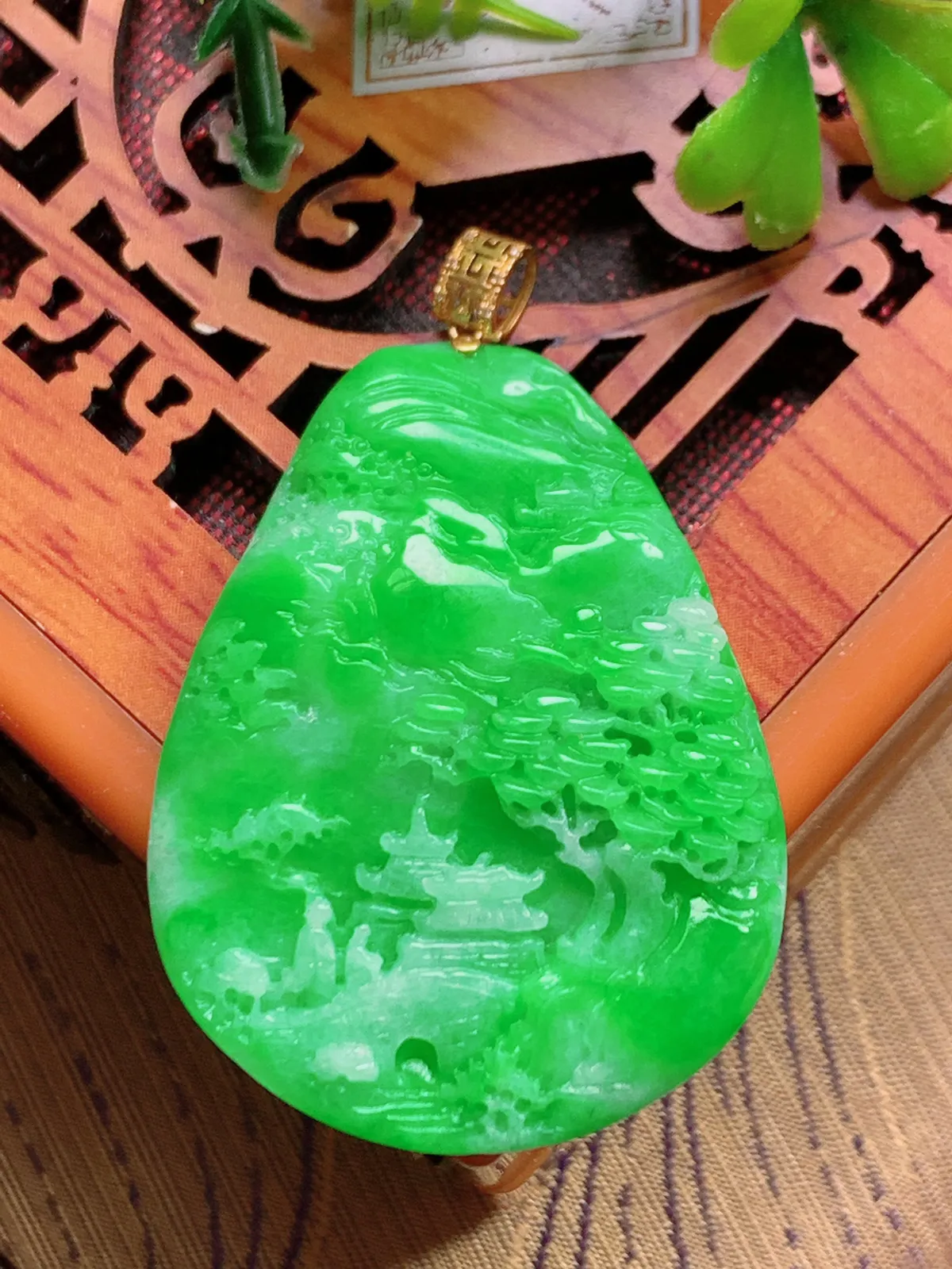 精品推荐，缅甸天然A货翡翠，18K金镶嵌飘阳绿山水牌吊坠，种水好，颜色鲜艳，玉质水润细腻，工艺精湛，佩戴效果更佳。