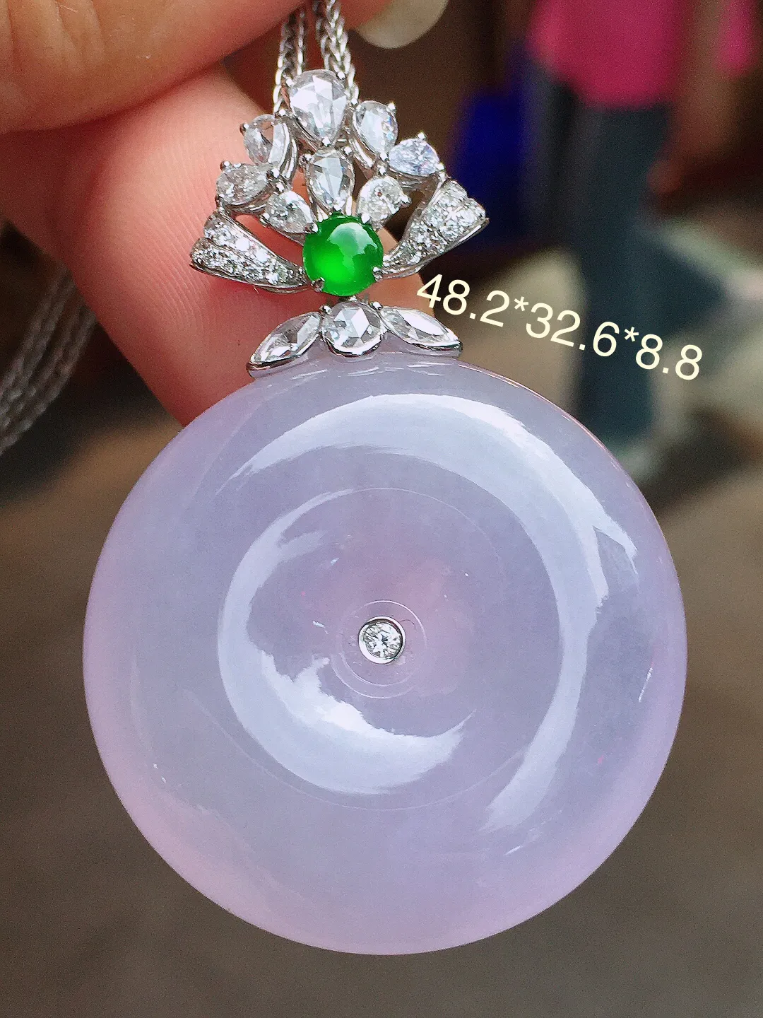 冰紫罗兰平安扣吊坠，色泽均匀艳丽，玉质细腻，荧光感超
强，饱满水润，气质满满。18k
金豪华镶嵌