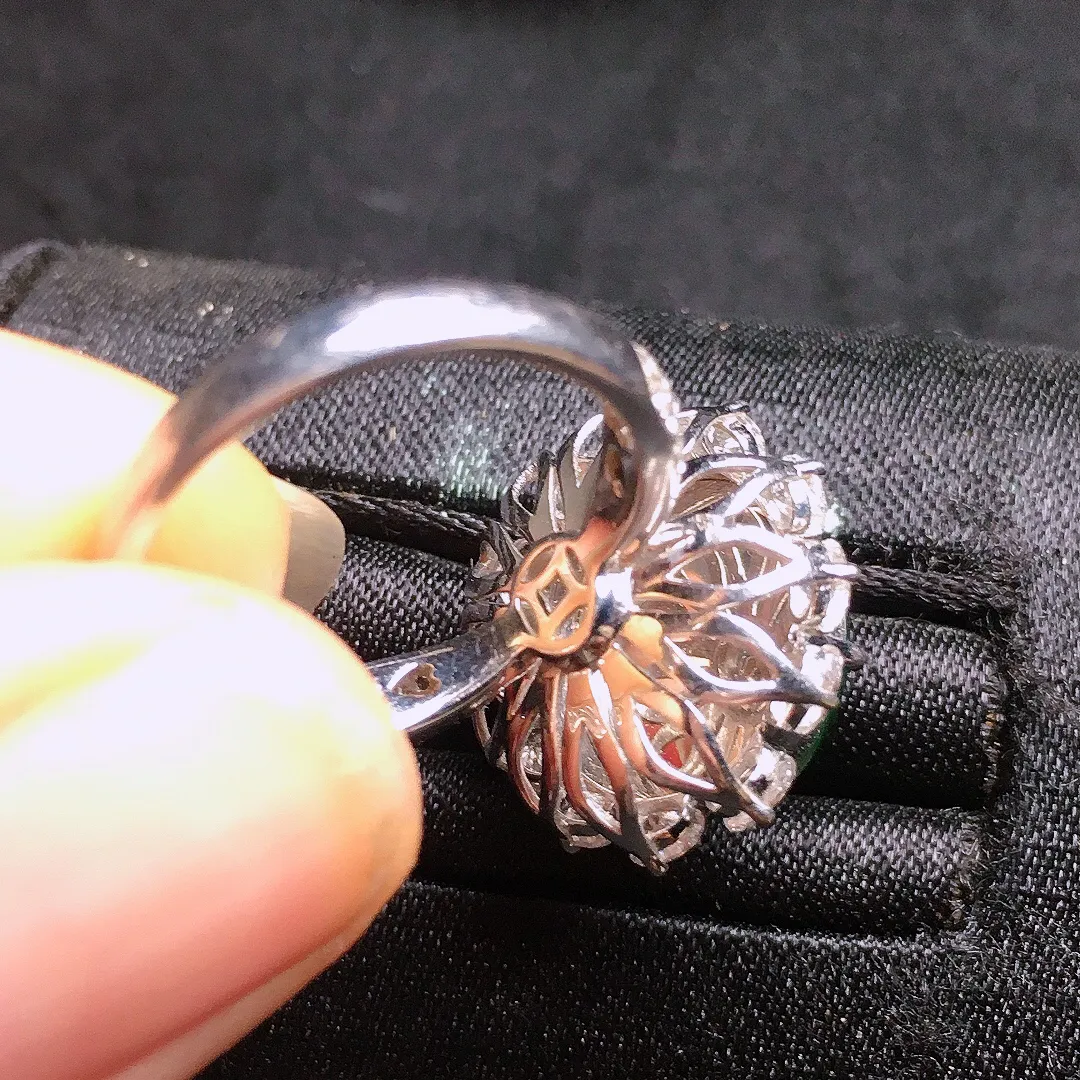 满绿蛋面戒指，色泽均匀艳丽，玉质细腻，荧光感超
强，饱满水润，气质满满。18k
金豪华镶嵌