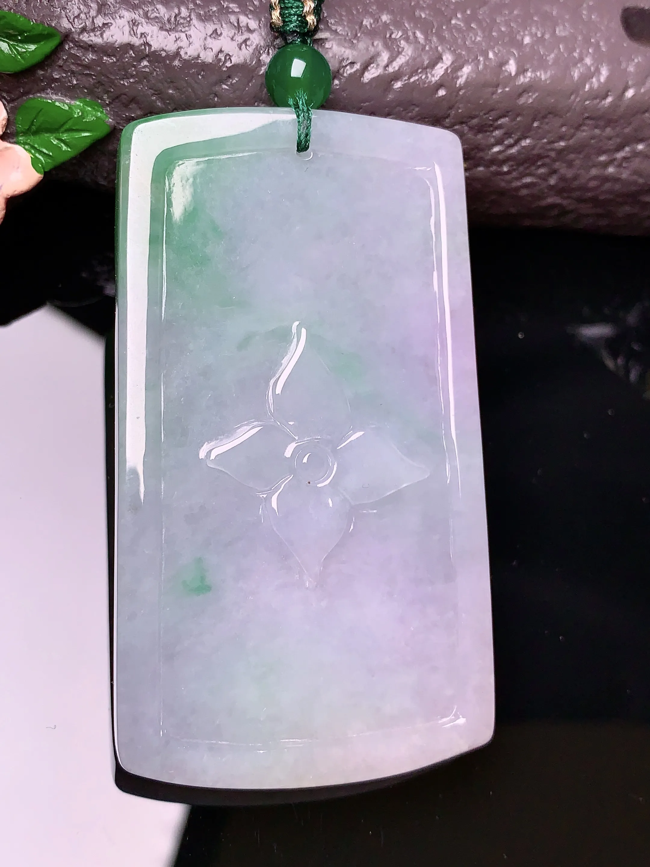 飘绿雕花牌吊坠 玉质细腻 色泽清新艳丽 整体尺寸59.8*33.6*7.6