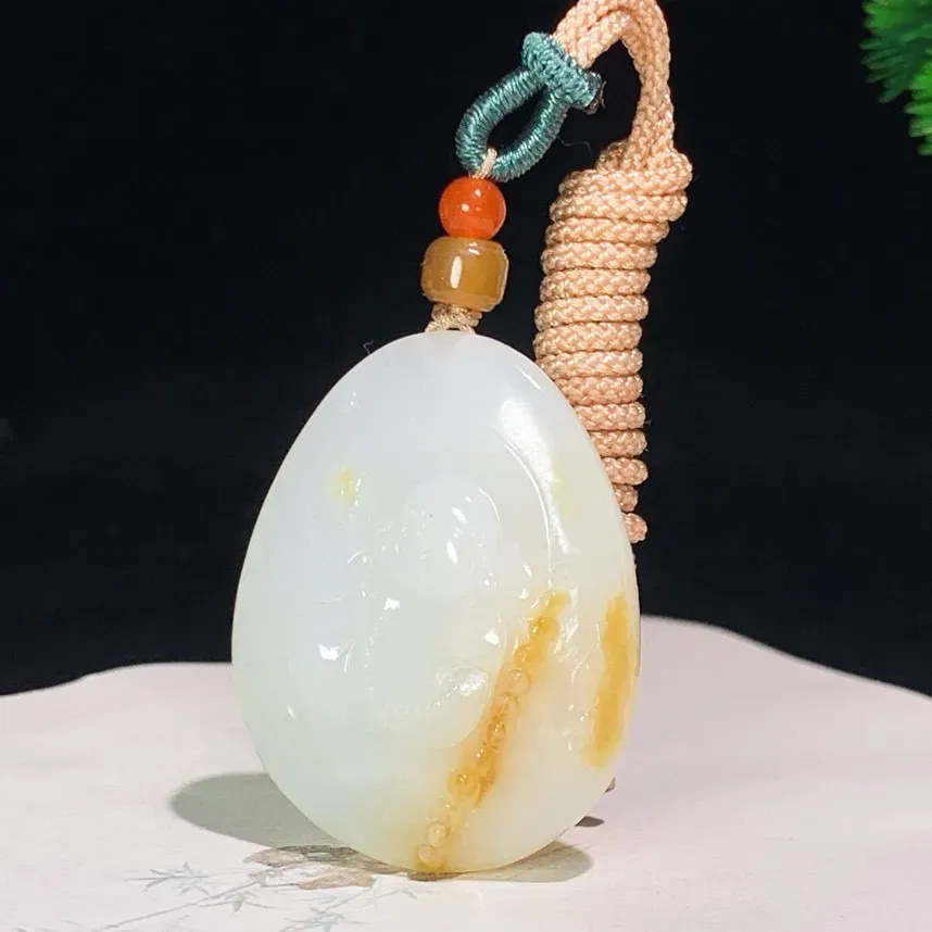和田玉新疆羊脂白玉且末糖佛引福来挂件。尺寸40/33/8重20克 玉质细腻油润。手推出油。品相大气 lt250502