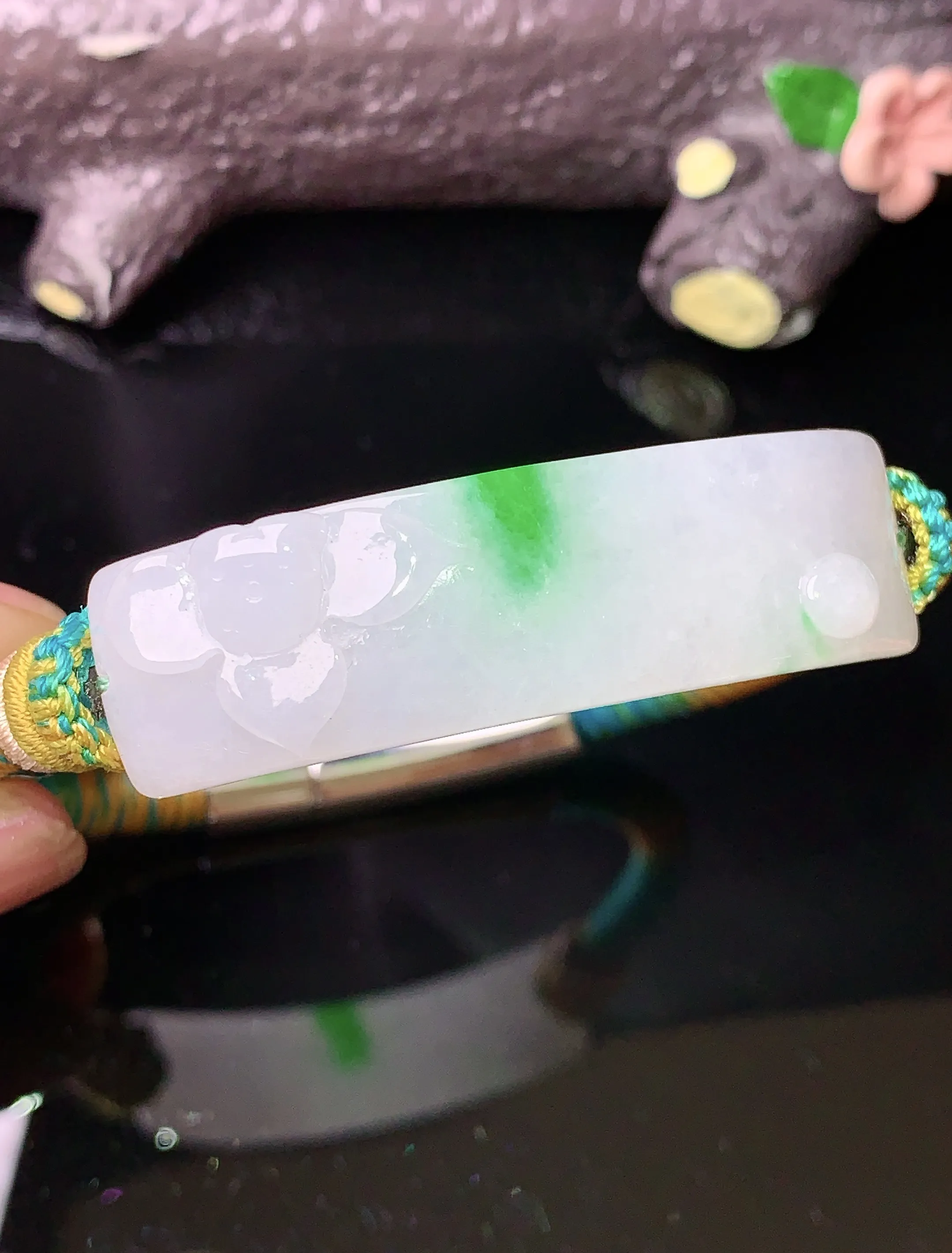 飘绿雕花弯条手链 玉质细腻 色泽清新艳丽 整体尺寸44.8*13*6.8