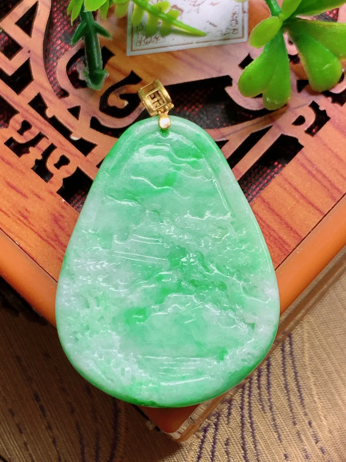 精品推荐，缅甸天然A货翡翠，18K金镶嵌飘阳绿山水牌吊坠，种水好，颜色鲜艳，玉质水润细腻，工艺精湛，佩戴效果更佳。