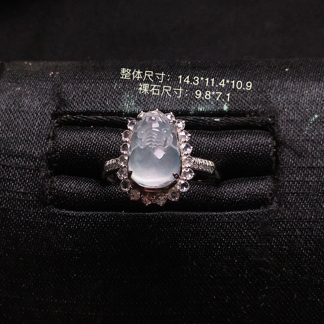 冰种貔貅戒指，玉质细腻，荧光感超
强，饱满水润，气质满满。18k
金豪华镶嵌