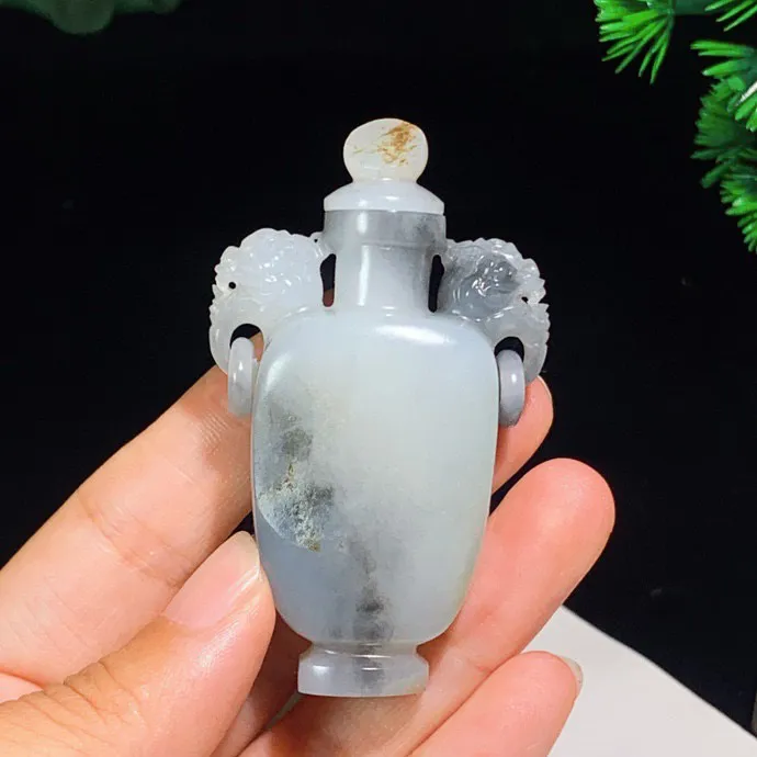 新疆籽料青花双龙守护鼻烟壶把件。 尺寸69/41/18重54克 白度一级。玉质细腻油润。手推出油。品相大气 lt250504