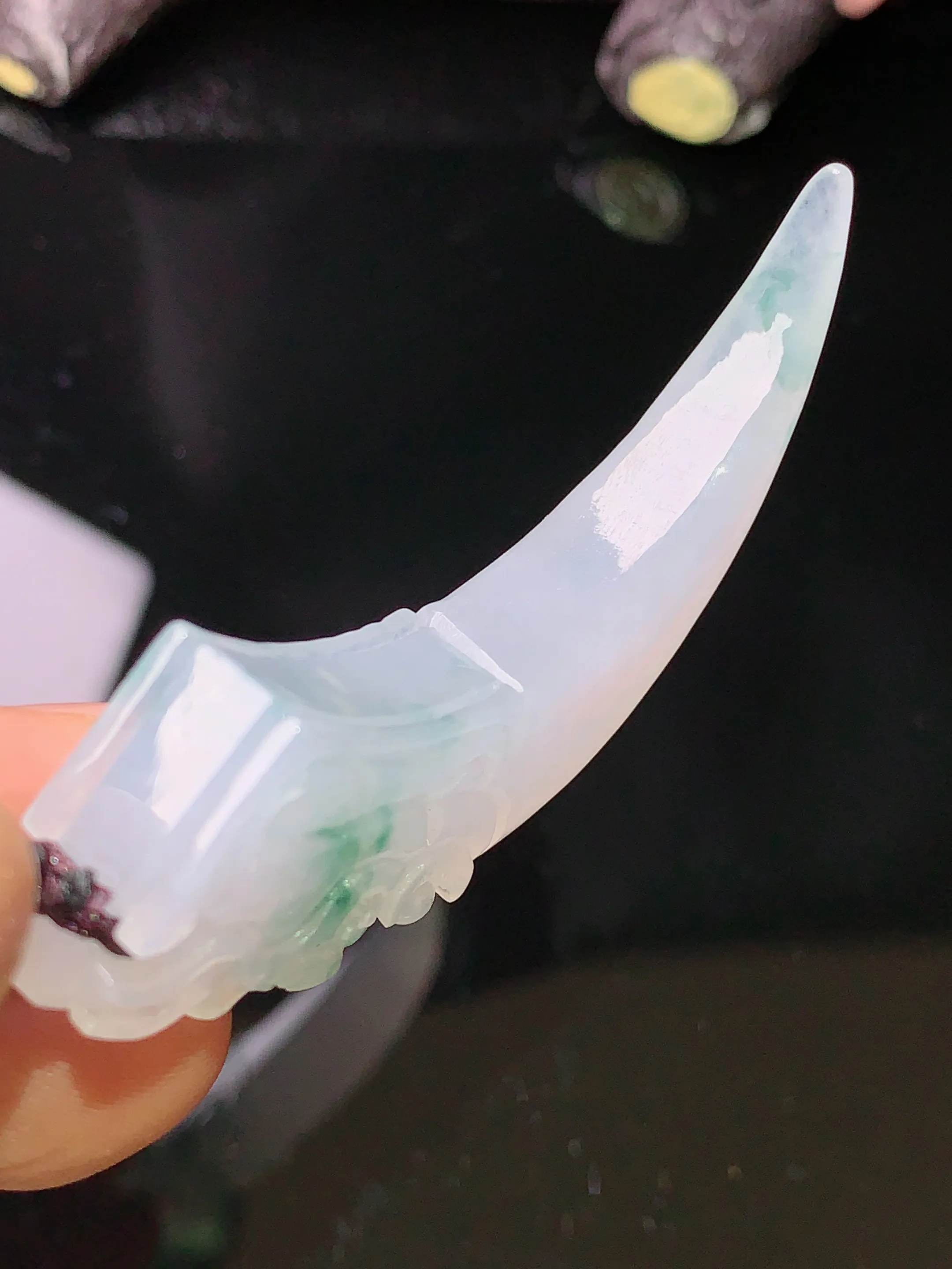 飘绿龙头月牙吊坠 玉质细腻 色泽清新艳丽 整体尺寸54.8*16.3*8.8