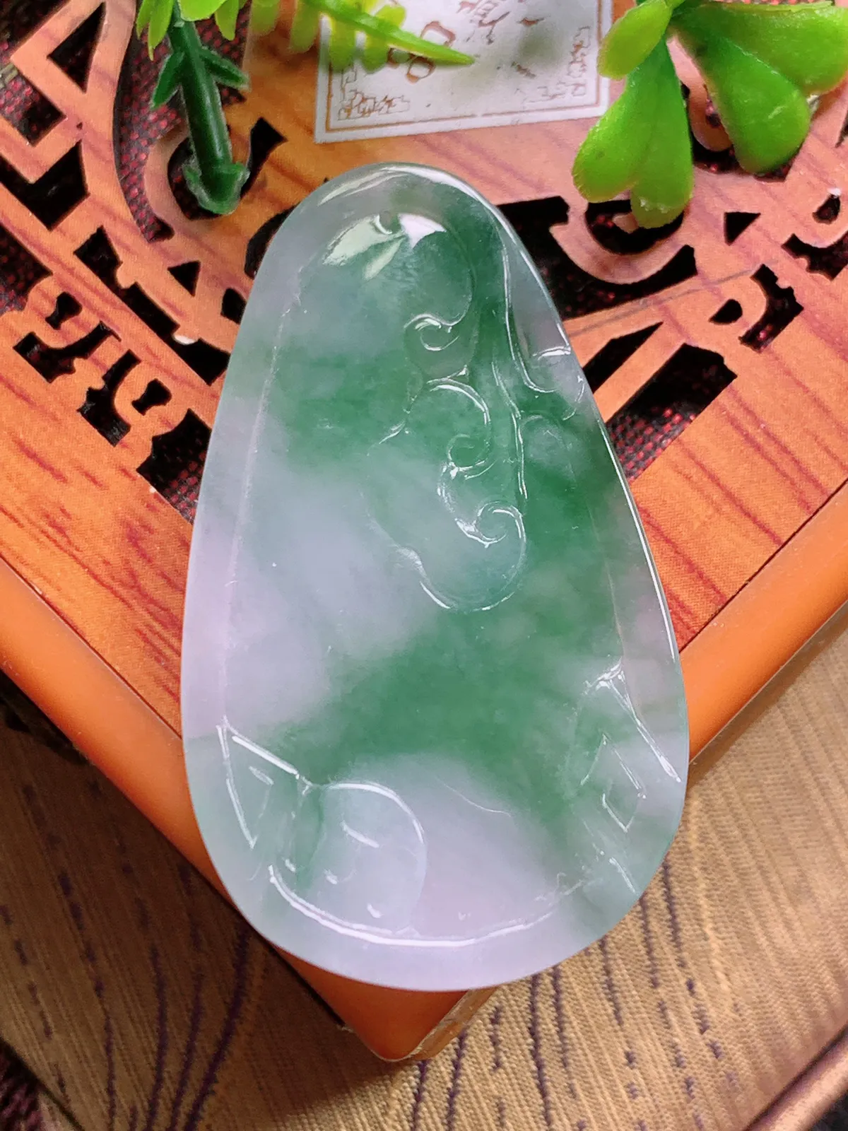 精品推荐，缅甸天然A货翡翠，冰种飘花喜上眉梢吊坠，种水好，颜色鲜艳，玉质水润细腻，工艺精湛，佩戴效果更佳。