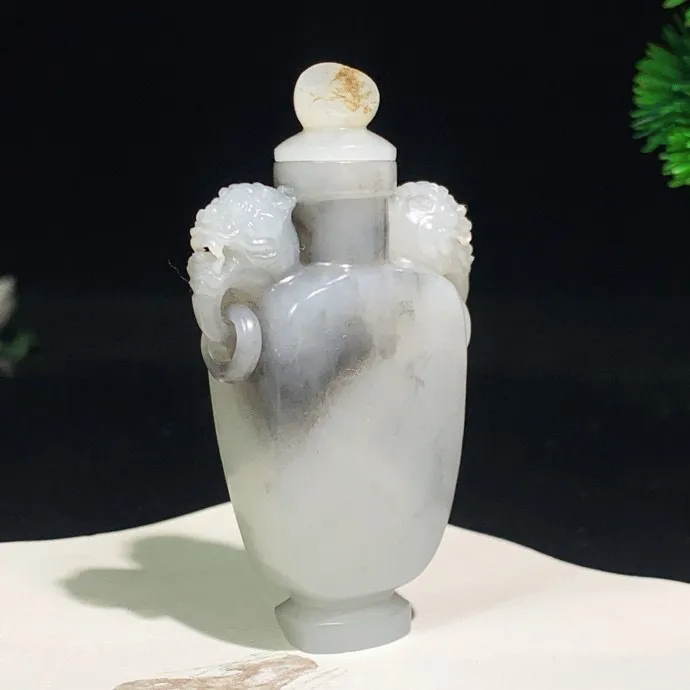 新疆籽料青花双龙守护鼻烟壶把件。 尺寸69/41/18重54克 白度一级。玉质细腻油润。手推出油。品