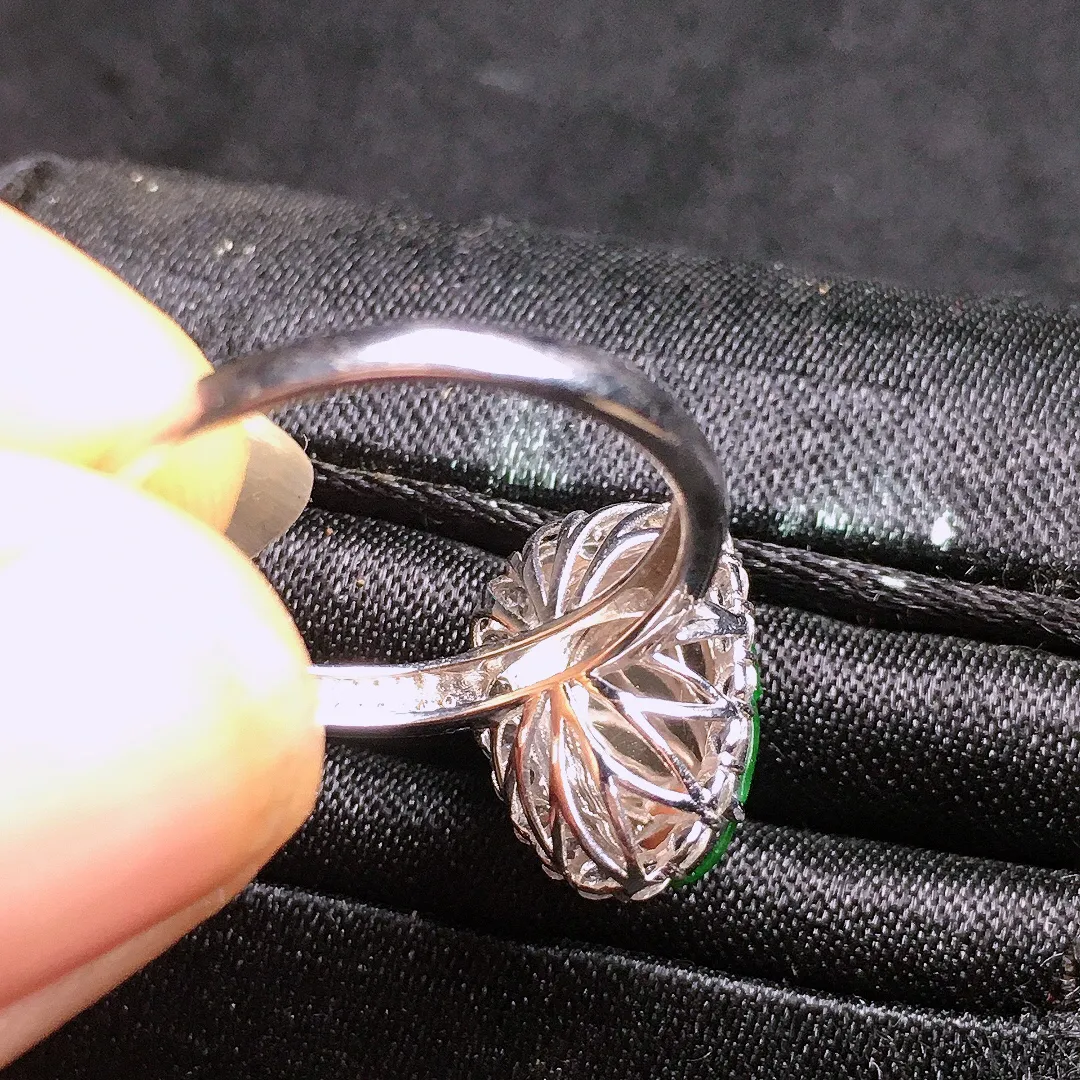 阳绿玉叶戒指，色泽均匀艳丽，玉质细腻，荧光感超
强，饱满水润，气质满满。18k
金豪华镶嵌