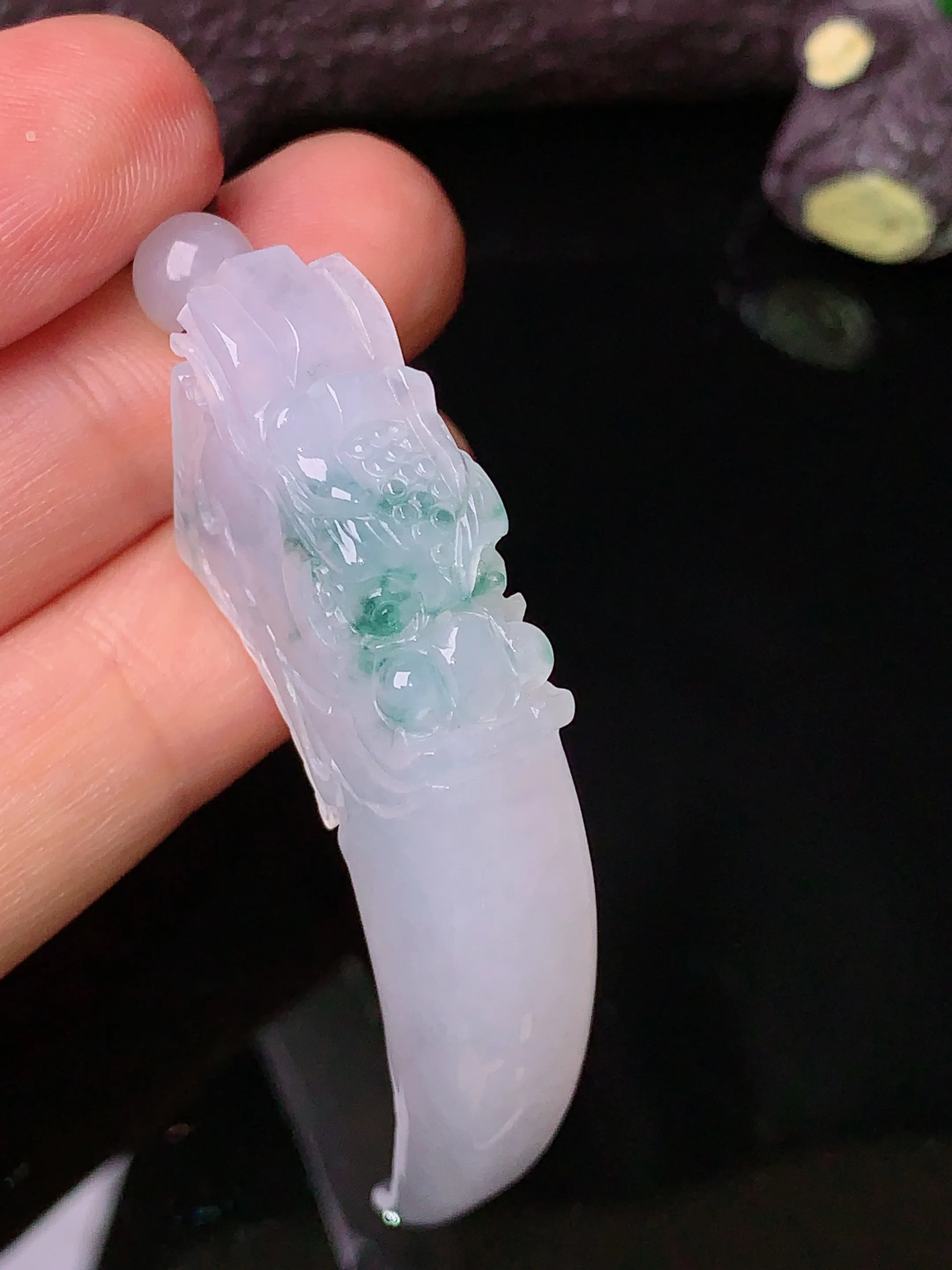 飘绿龙头月牙吊坠 玉质细腻 色泽清新艳丽 整体尺寸54.8*16.3*8.8