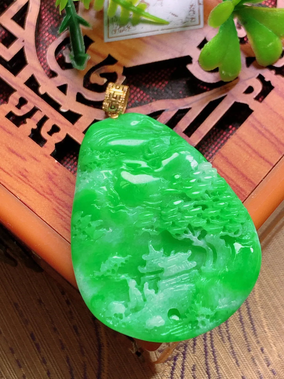 精品推荐，缅甸天然A货翡翠，18K金镶嵌飘阳绿山水牌吊坠，种水好，颜色鲜艳，玉质水润细腻，工艺精湛，