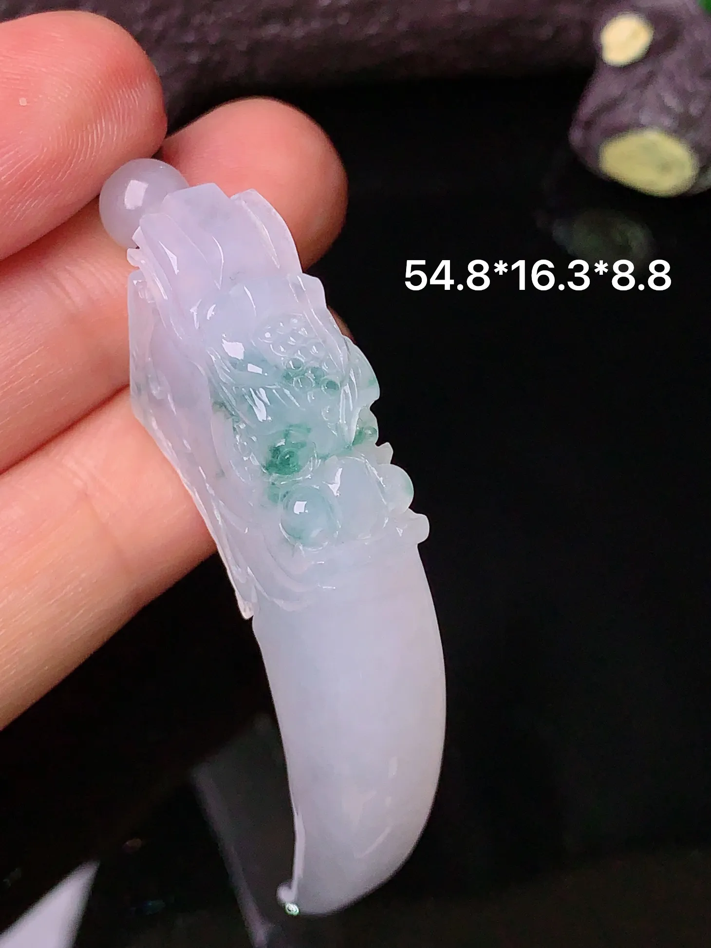 飘绿龙头月牙吊坠 玉质细腻 色泽清新艳丽 整体尺寸54.8*16.3*8.8